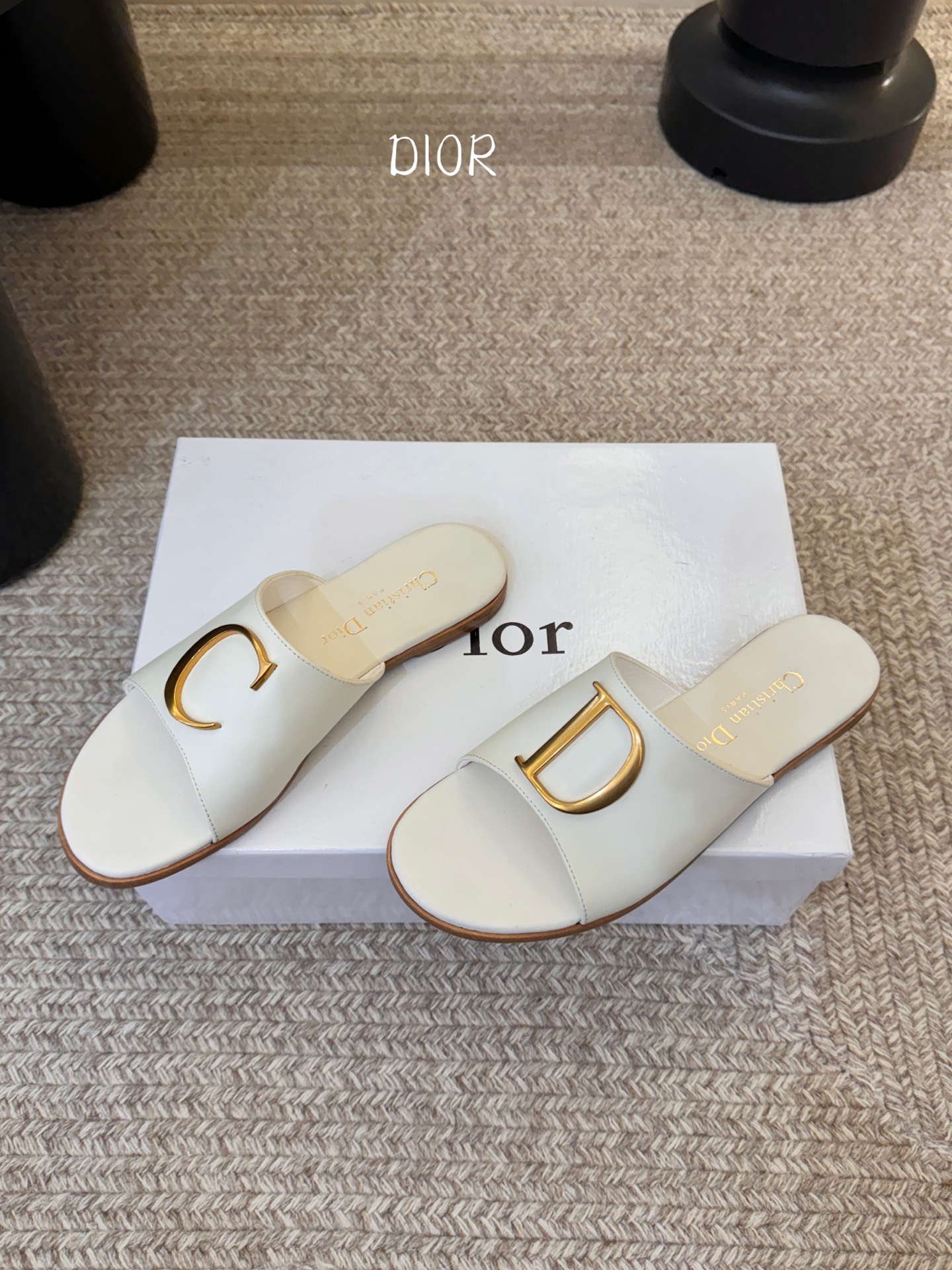 迪奥 Dior 2026 早春新款C‘est 拼色一字拖女鞋 CD字母logo金属扣粗跟圆头露趾凉拖鞋材