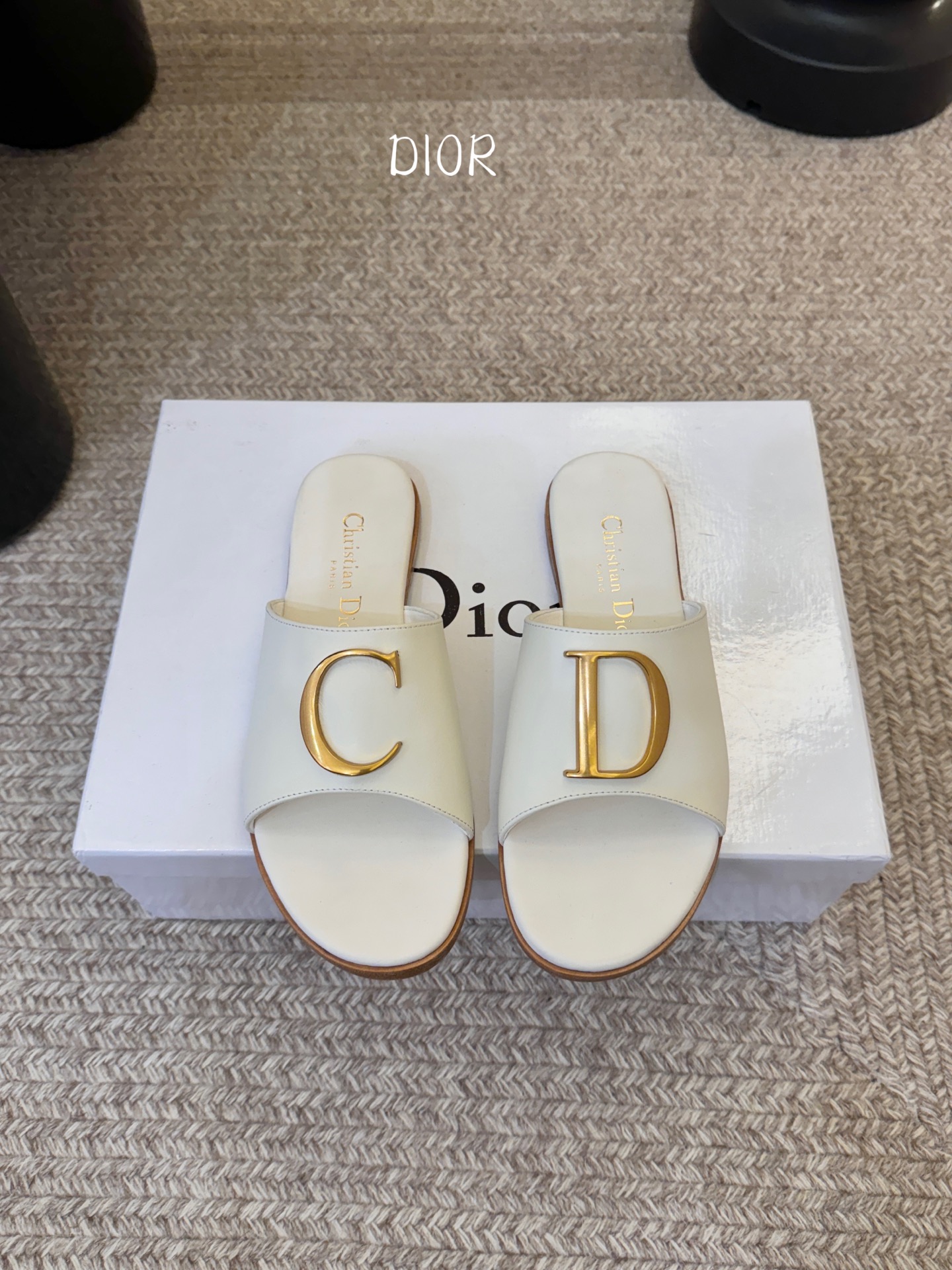 迪奥 Dior 2026 早春新款C‘est 拼色一字拖女鞋 CD字母logo金属扣粗跟圆头露趾凉拖鞋材