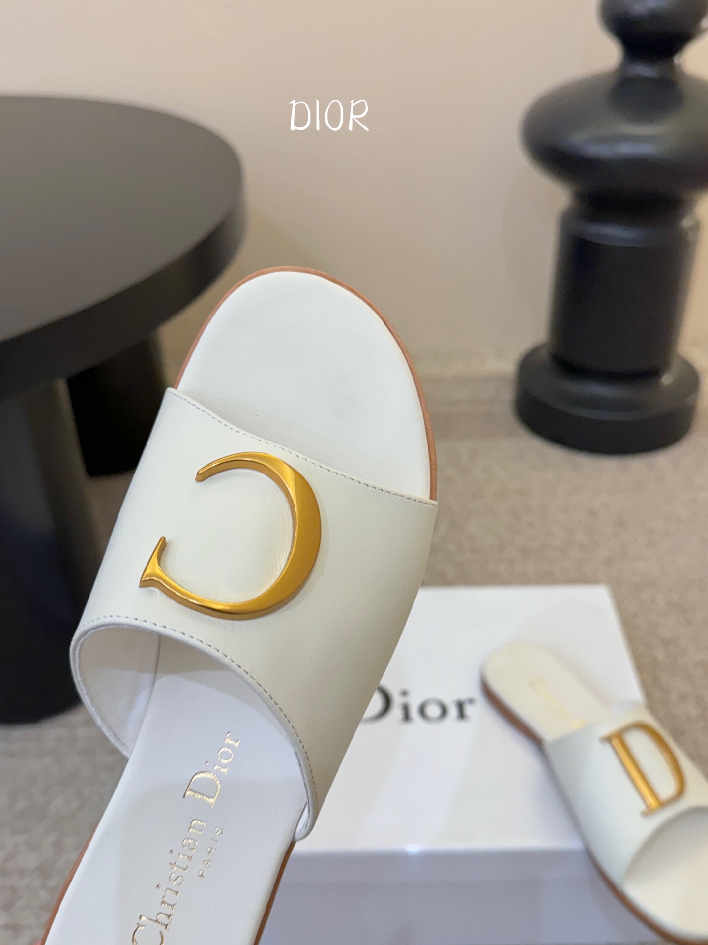 迪奥 Dior 2026 早春新款C‘est 拼色一字拖女鞋 CD字母logo金属扣粗跟圆头露趾凉拖鞋材