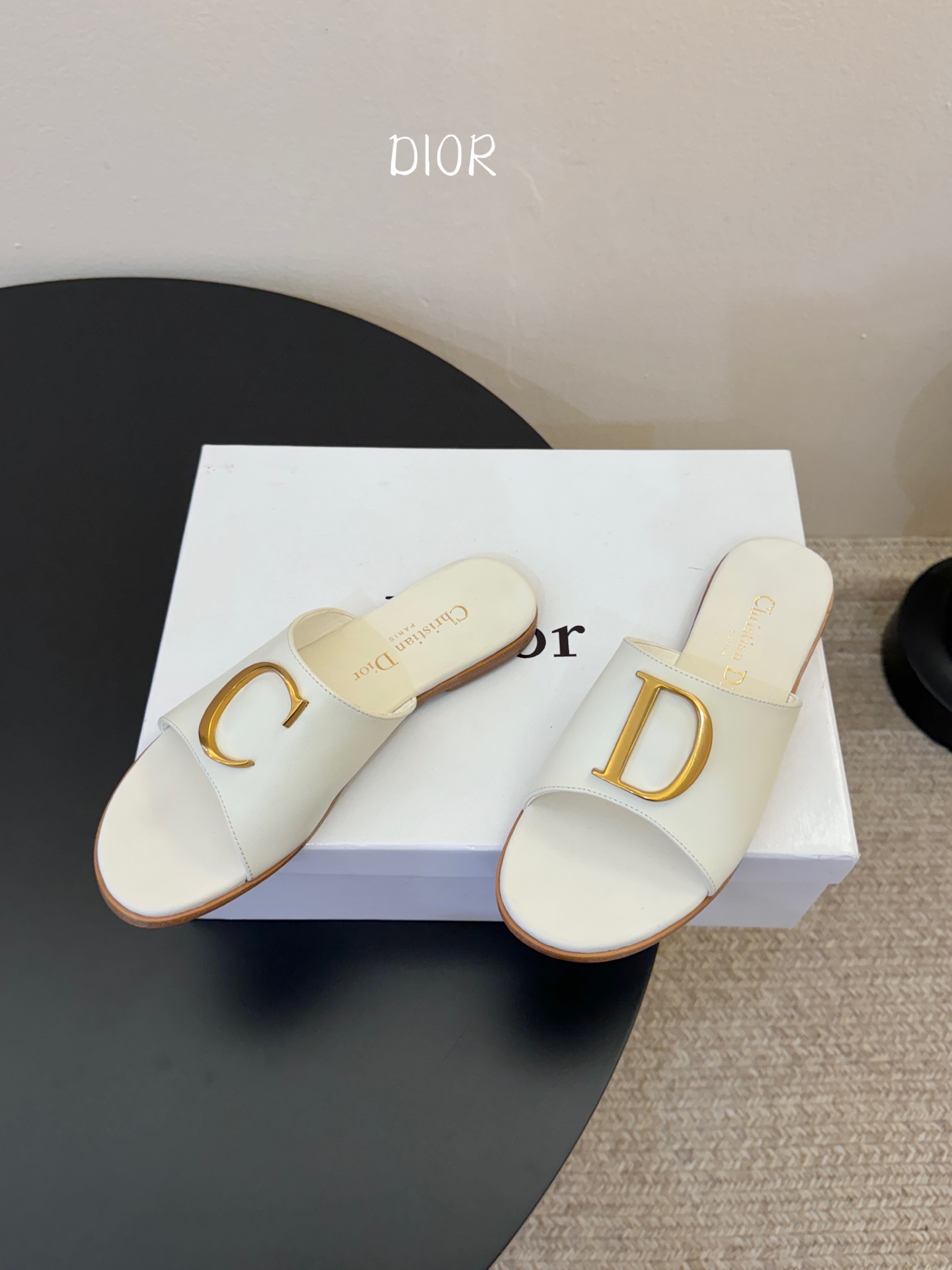 迪奥 Dior 2026 早春新款C‘est 拼色一字拖女鞋 CD字母logo金属扣粗跟圆头露趾凉拖鞋材