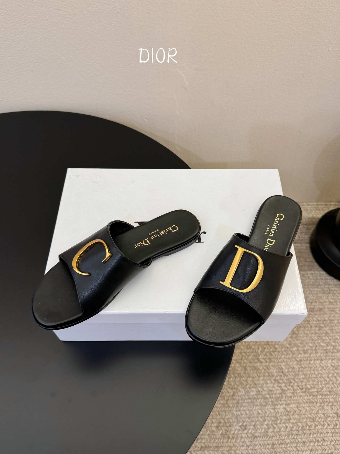 迪奥 Dior 2026 早春新款C‘est 拼色一字拖女鞋 CD字母logo金属扣粗跟圆头露趾凉拖鞋材