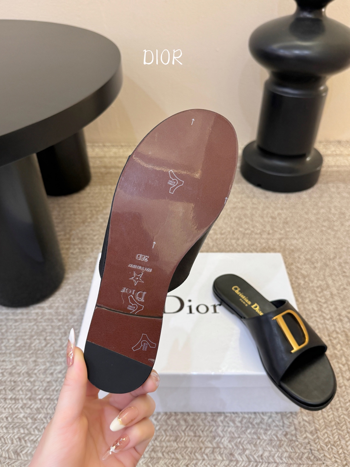 迪奥 Dior 2026 早春新款C‘est 拼色一字拖女鞋 CD字母logo金属扣粗跟圆头露趾凉拖鞋材