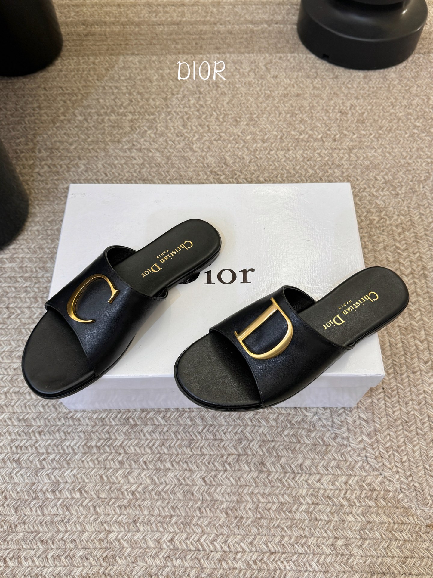 迪奥 Dior 2026 早春新款C‘est 拼色一字拖女鞋 CD字母logo金属扣粗跟圆头露趾凉拖鞋材