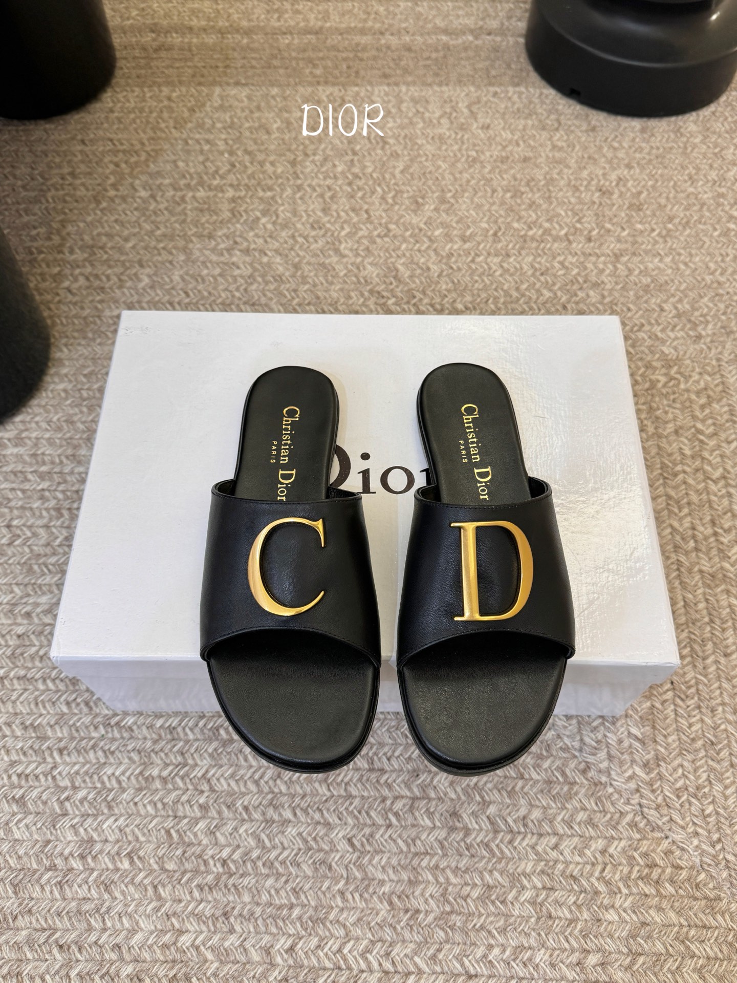 迪奥 Dior 2026 早春新款C‘est 拼色一字拖女鞋 CD字母logo金属扣粗跟圆头露趾凉拖鞋材