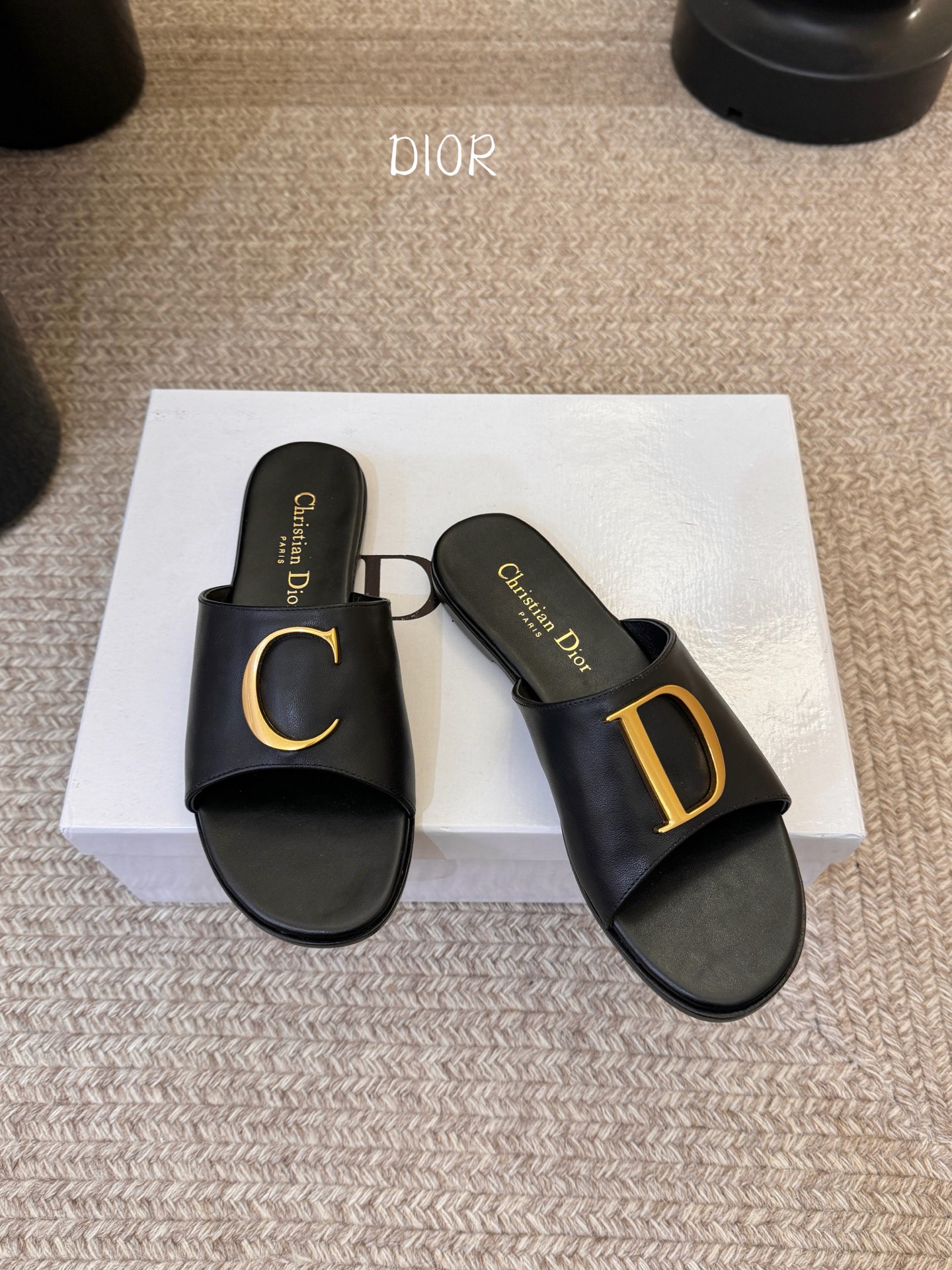 迪奥 Dior 2026 早春新款C‘est 拼色一字拖女鞋 CD字母logo金属扣粗跟圆头露趾凉拖鞋材