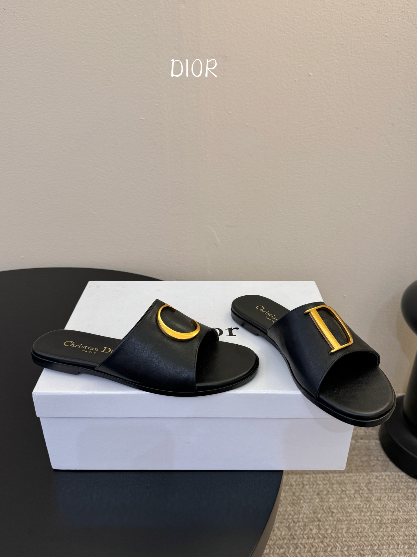 迪奥 Dior 2026 早春新款C‘est 拼色一字拖女鞋 CD字母logo金属扣粗跟圆头露趾凉拖鞋材