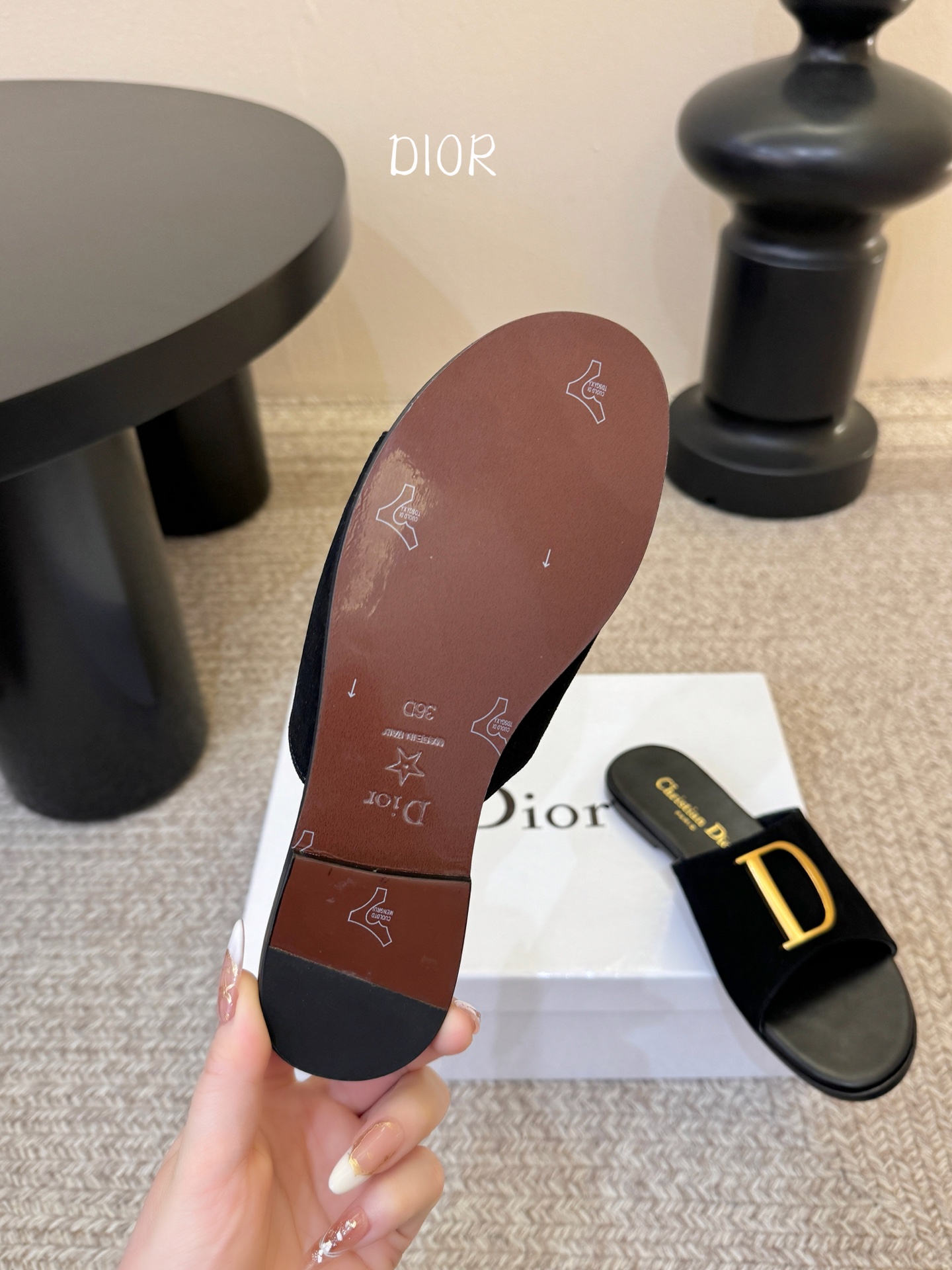 迪奥 Dior 2026 早春新款C‘est 拼色一字拖女鞋 CD字母logo金属扣粗跟圆头露趾凉拖鞋材