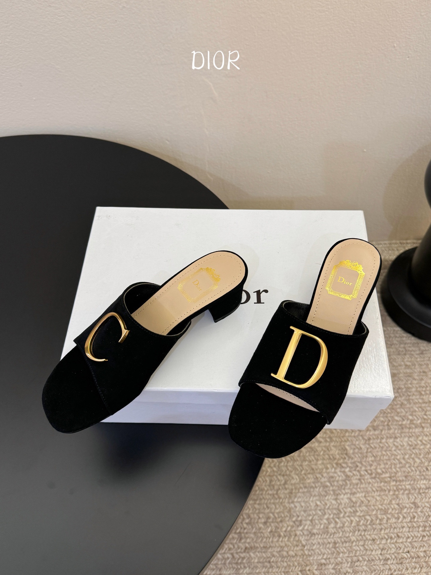 迪奥 Dior 2026 早春新款C‘est 拼色一字拖女鞋 CD字母logo金属扣粗跟圆头露趾凉拖鞋材