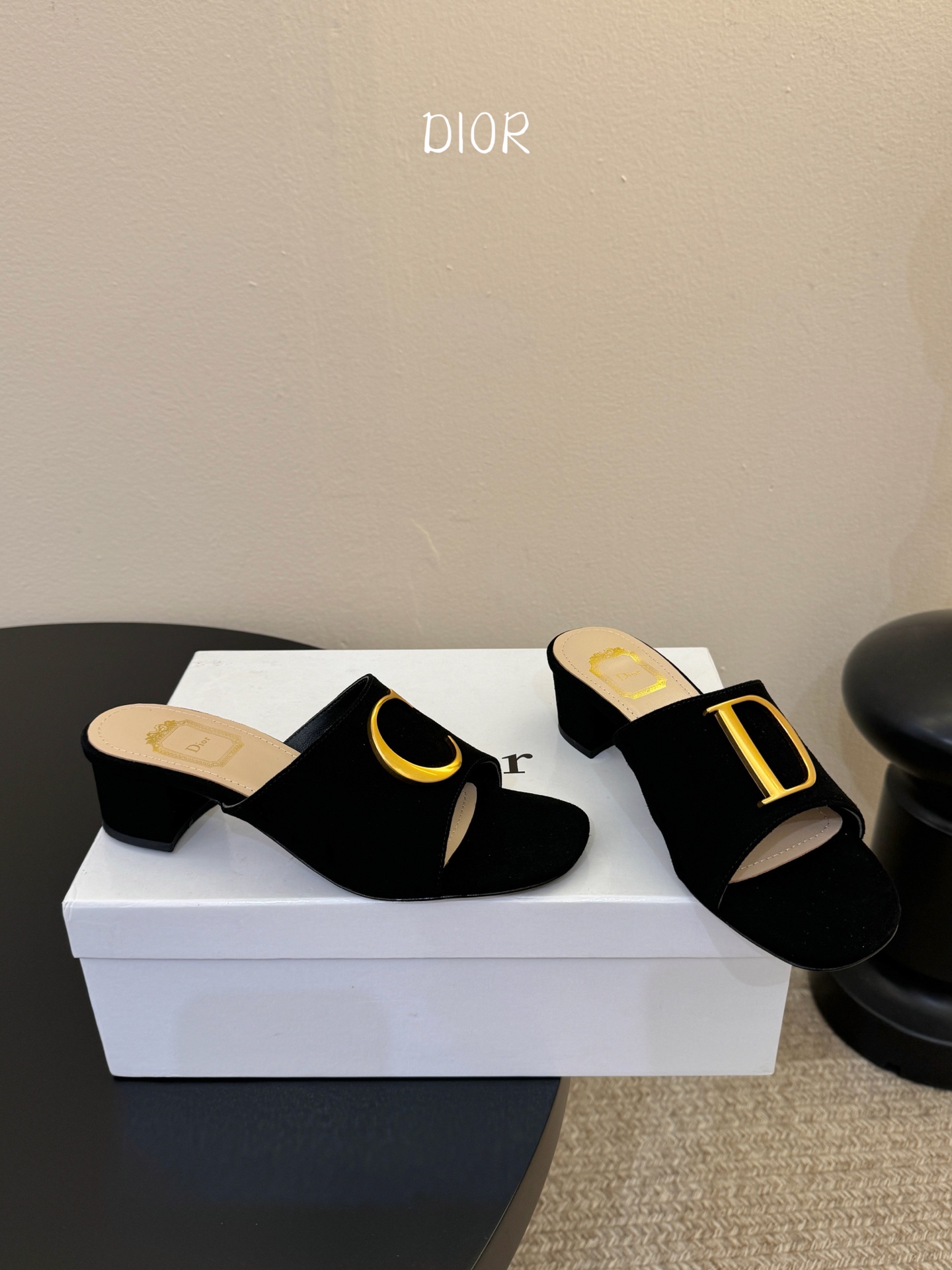 迪奥 Dior 2026 早春新款C‘est 拼色一字拖女鞋 CD字母logo金属扣粗跟圆头露趾凉拖鞋材