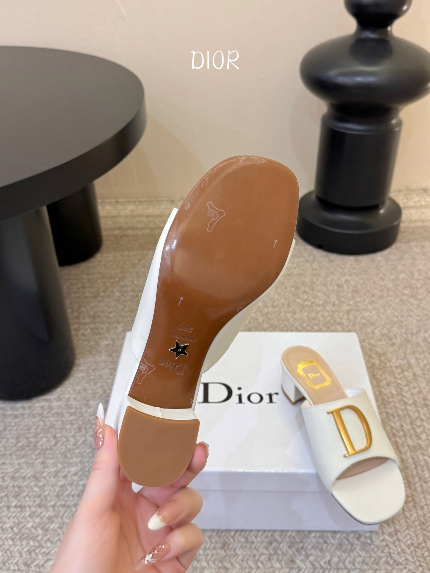 迪奥 Dior 2026 早春新款C‘est 拼色一字拖女鞋 CD字母logo金属扣粗跟圆头露趾凉拖鞋材