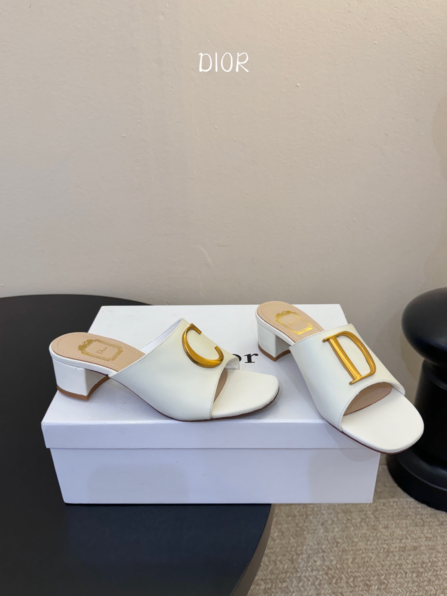 迪奥 Dior 2026 早春新款C‘est 拼色一字拖女鞋 CD字母logo金属扣粗跟圆头露趾凉拖鞋材