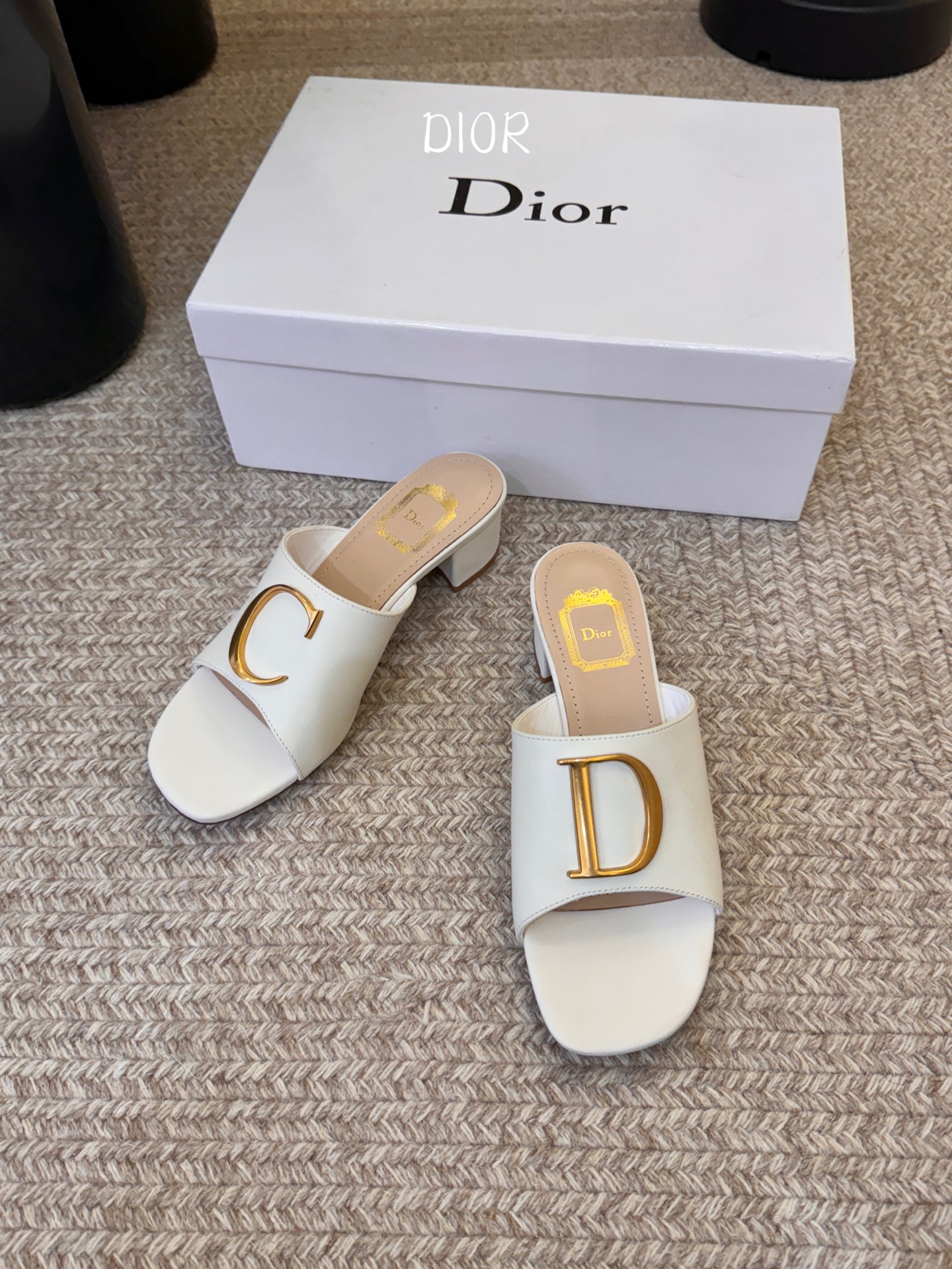 迪奥 Dior 2026 早春新款C‘est 拼色一字拖女鞋 CD字母logo金属扣粗跟圆头露趾凉拖鞋材