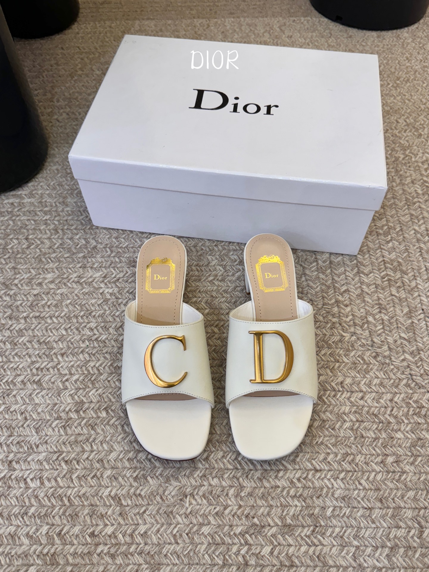 迪奥 Dior 2026 早春新款C‘est 拼色一字拖女鞋 CD字母logo金属扣粗跟圆头露趾凉拖鞋材