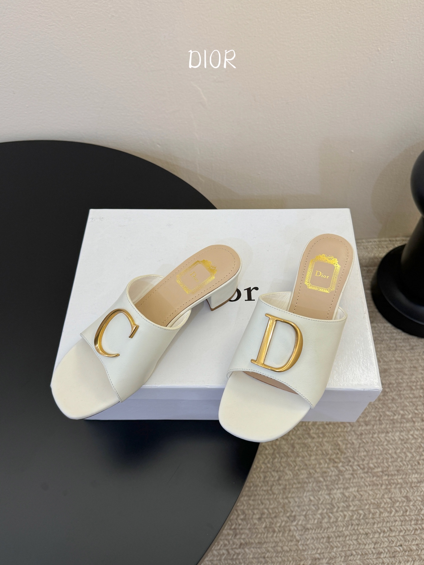 迪奥 Dior 2026 早春新款C‘est 拼色一字拖女鞋 CD字母logo金属扣粗跟圆头露趾凉拖鞋材