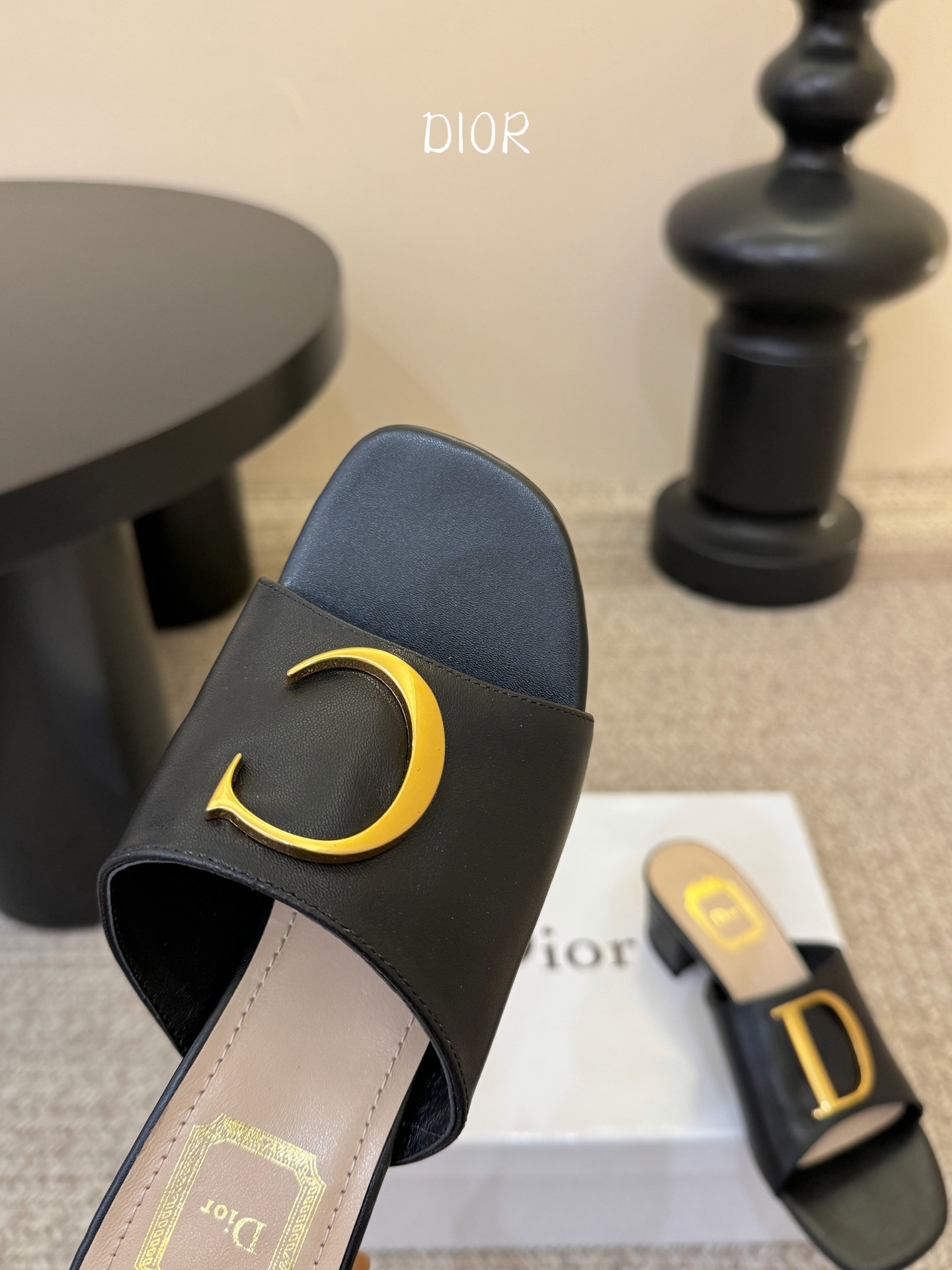 迪奥 Dior 2026 早春新款C‘est 拼色一字拖女鞋 CD字母logo金属扣粗跟圆头露趾凉拖鞋材
