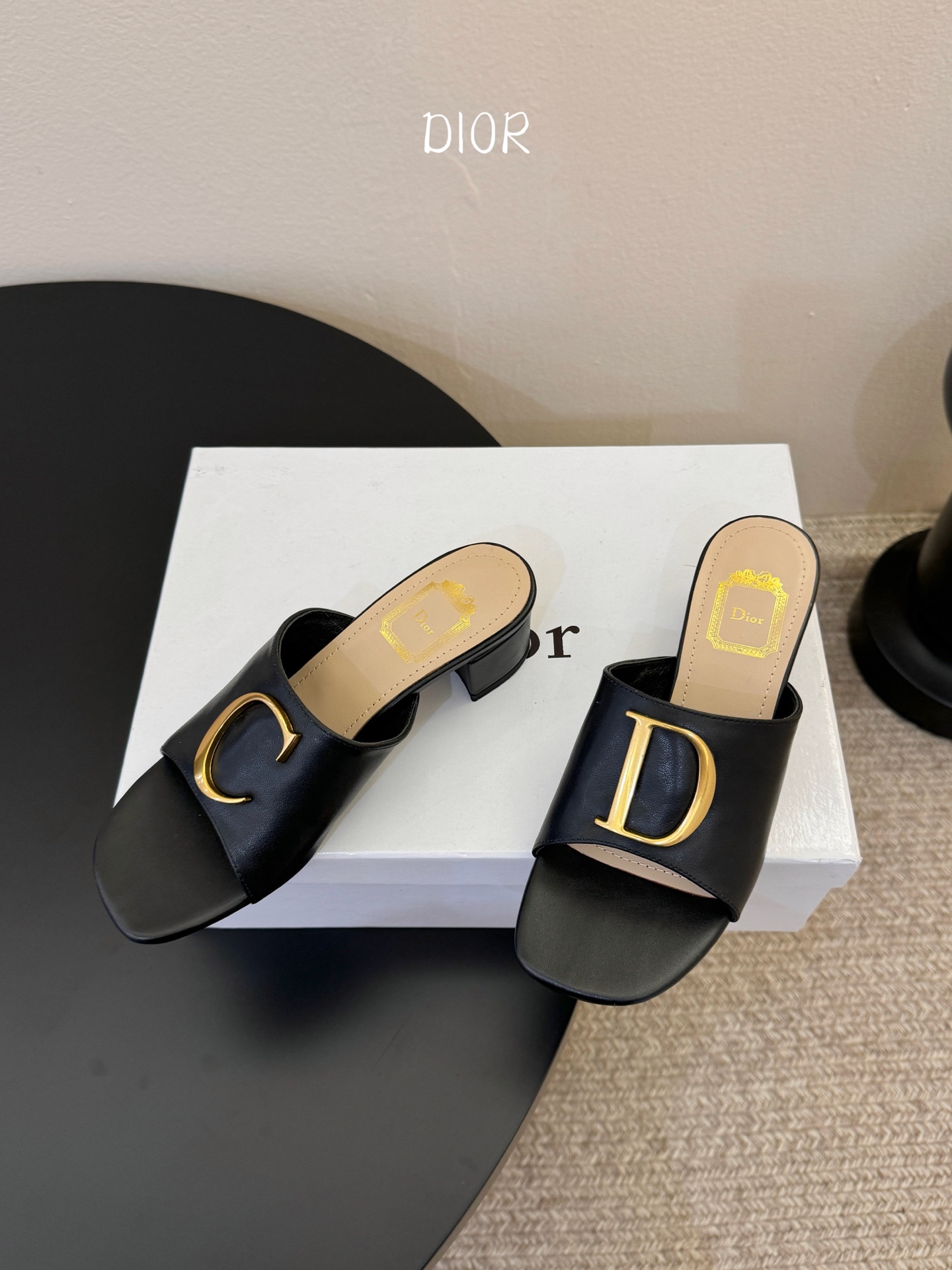 迪奥 Dior 2026 早春新款C‘est 拼色一字拖女鞋 CD字母logo金属扣粗跟圆头露趾凉拖鞋材