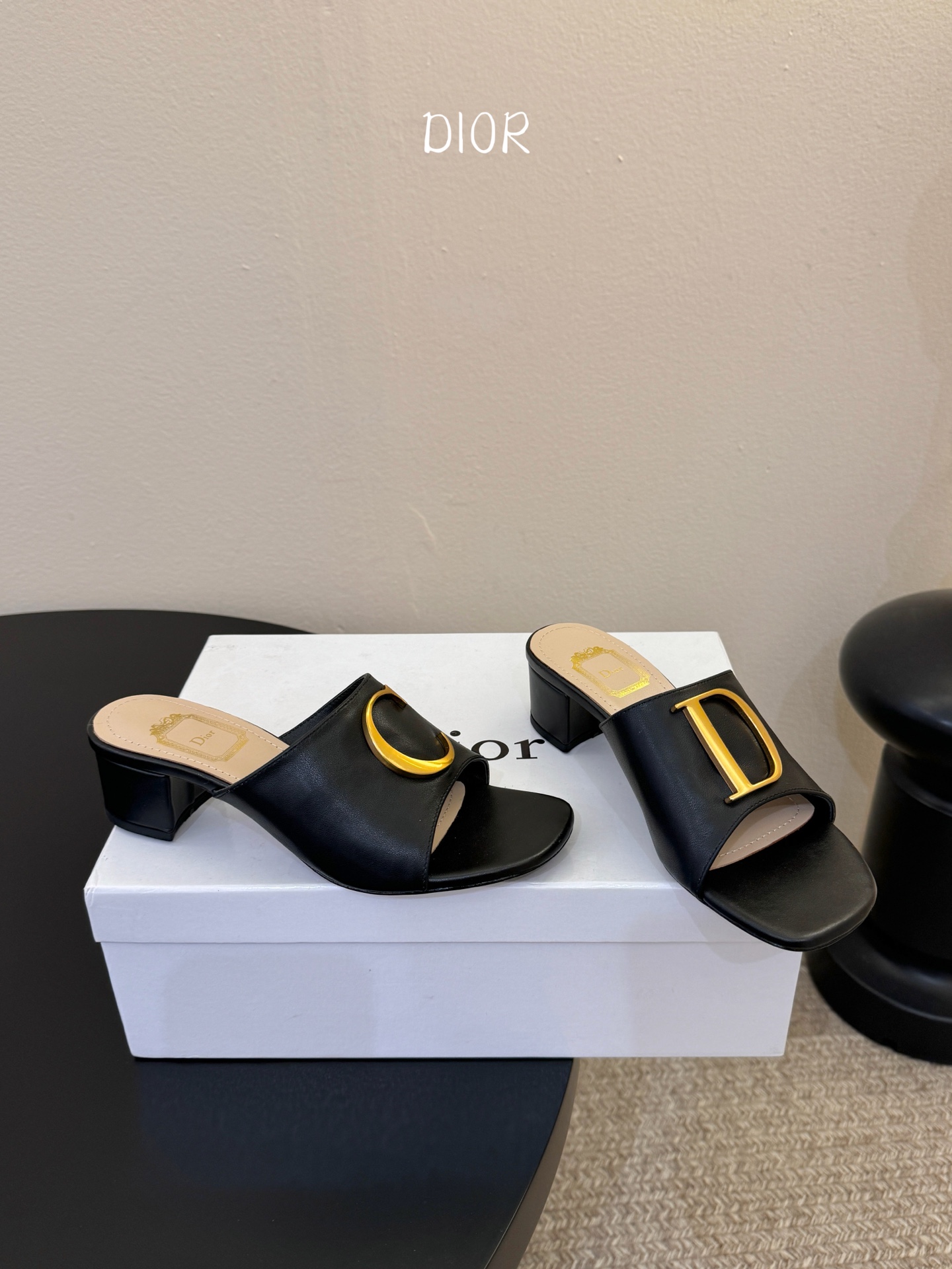 迪奥 Dior 2026 早春新款C‘est 拼色一字拖女鞋 CD字母logo金属扣粗跟圆头露趾凉拖鞋材
