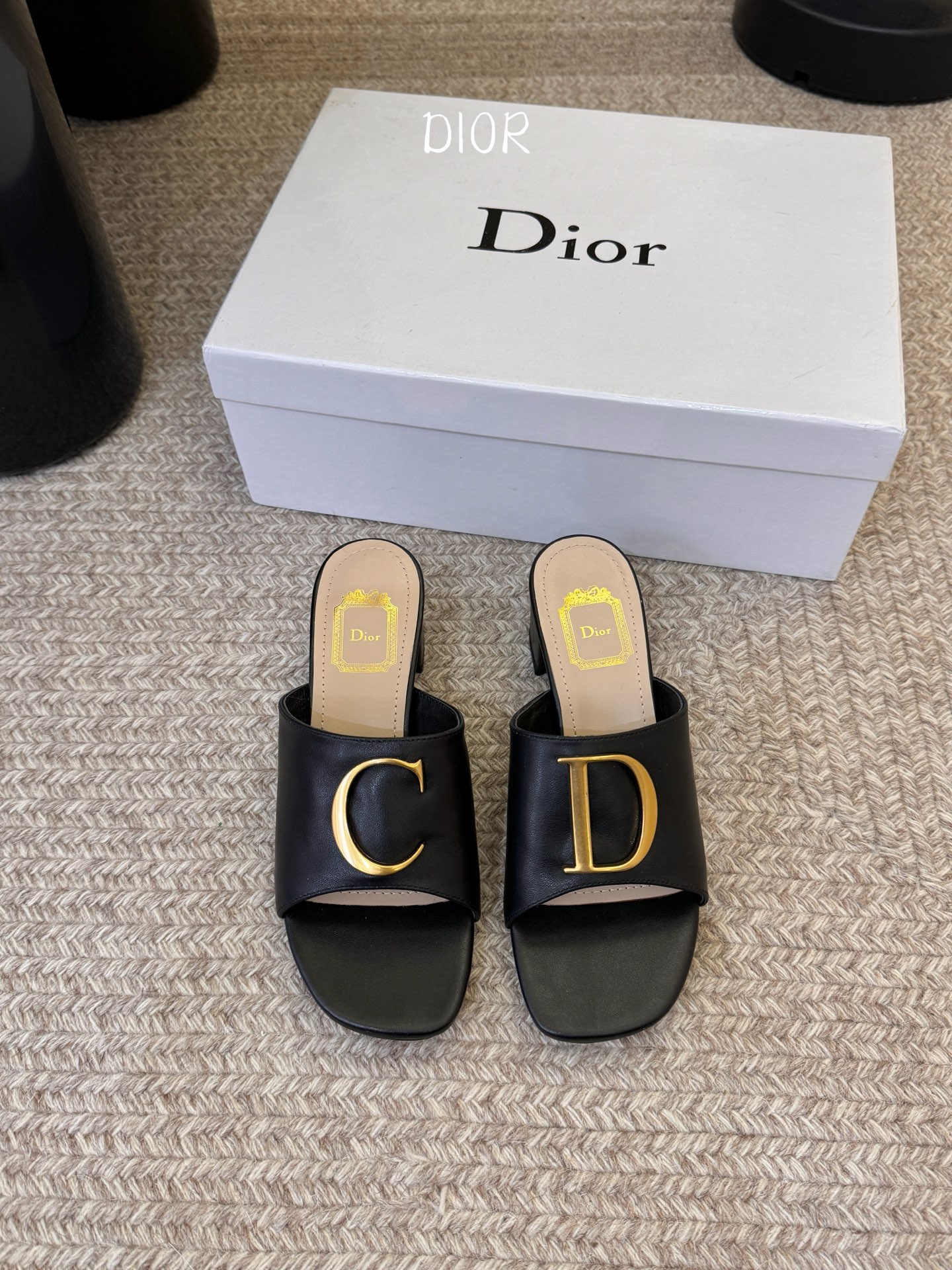 迪奥 Dior 2026 早春新款C‘est 拼色一字拖女鞋 CD字母logo金属扣粗跟圆头露趾凉拖鞋材