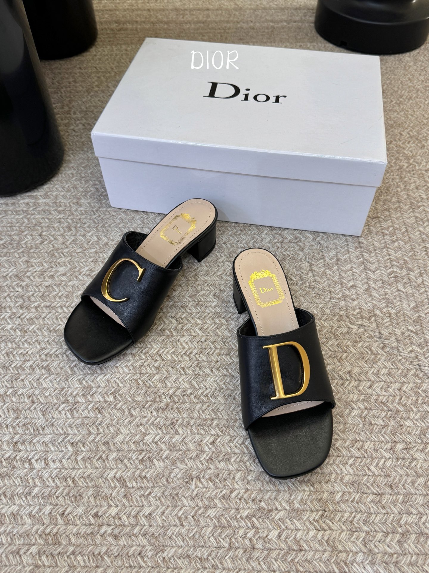 迪奥 Dior 2026 早春新款C‘est 拼色一字拖女鞋 CD字母logo金属扣粗跟圆头露趾凉拖鞋材