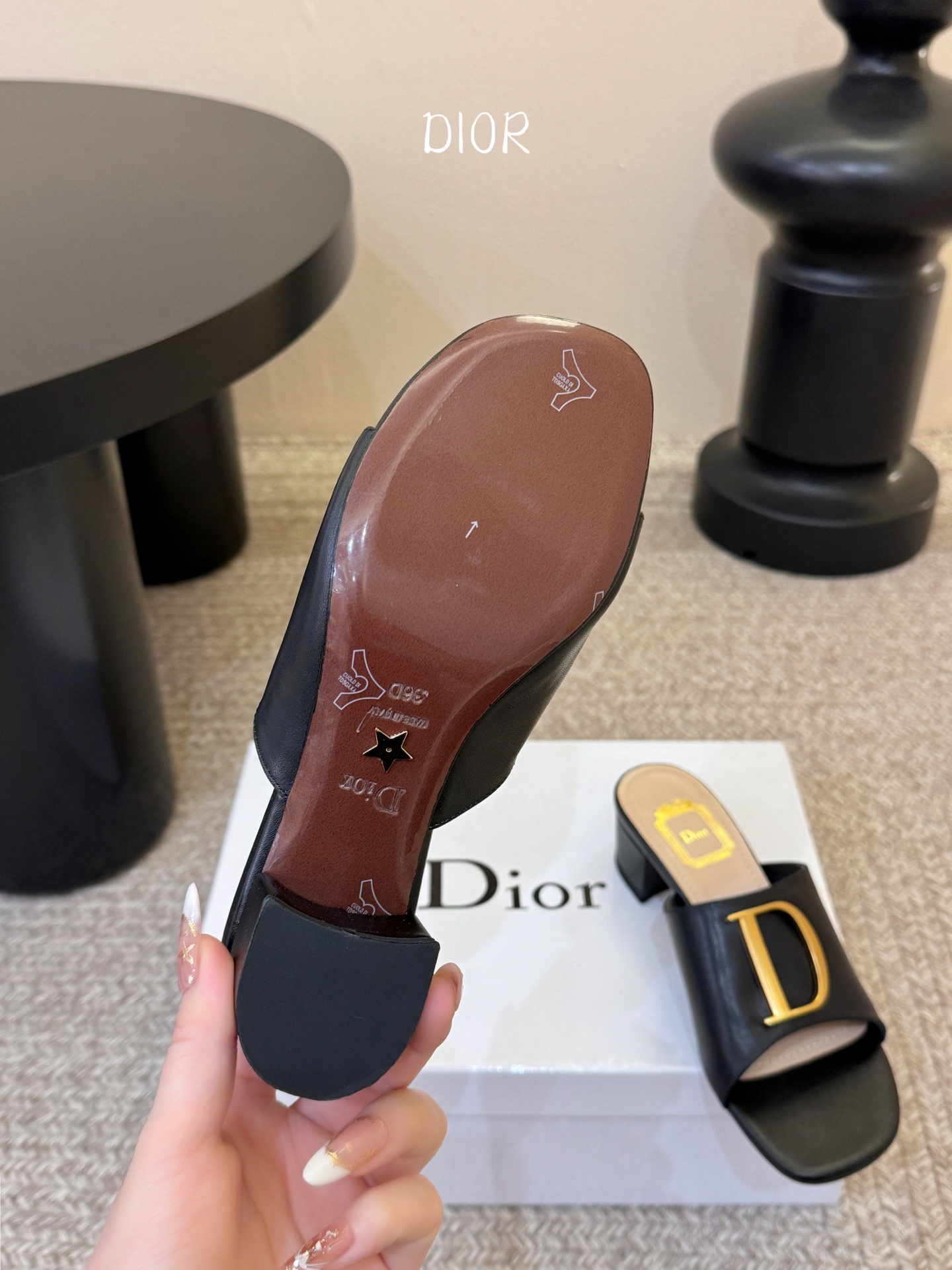 迪奥 Dior 2026 早春新款C‘est 拼色一字拖女鞋 CD字母logo金属扣粗跟圆头露趾凉拖鞋材