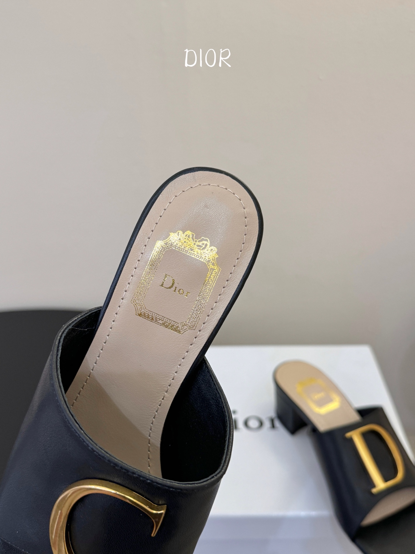 迪奥 Dior 2026 早春新款C‘est 拼色一字拖女鞋 CD字母logo金属扣粗跟圆头露趾凉拖鞋材