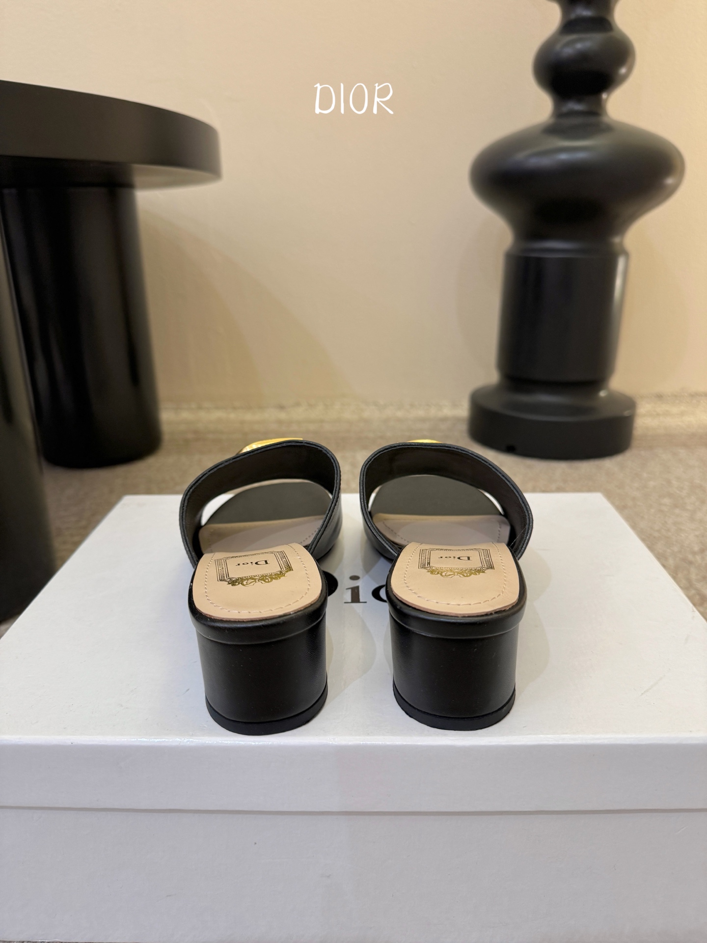 迪奥 Dior 2026 早春新款C‘est 拼色一字拖女鞋 CD字母logo金属扣粗跟圆头露趾凉拖鞋材