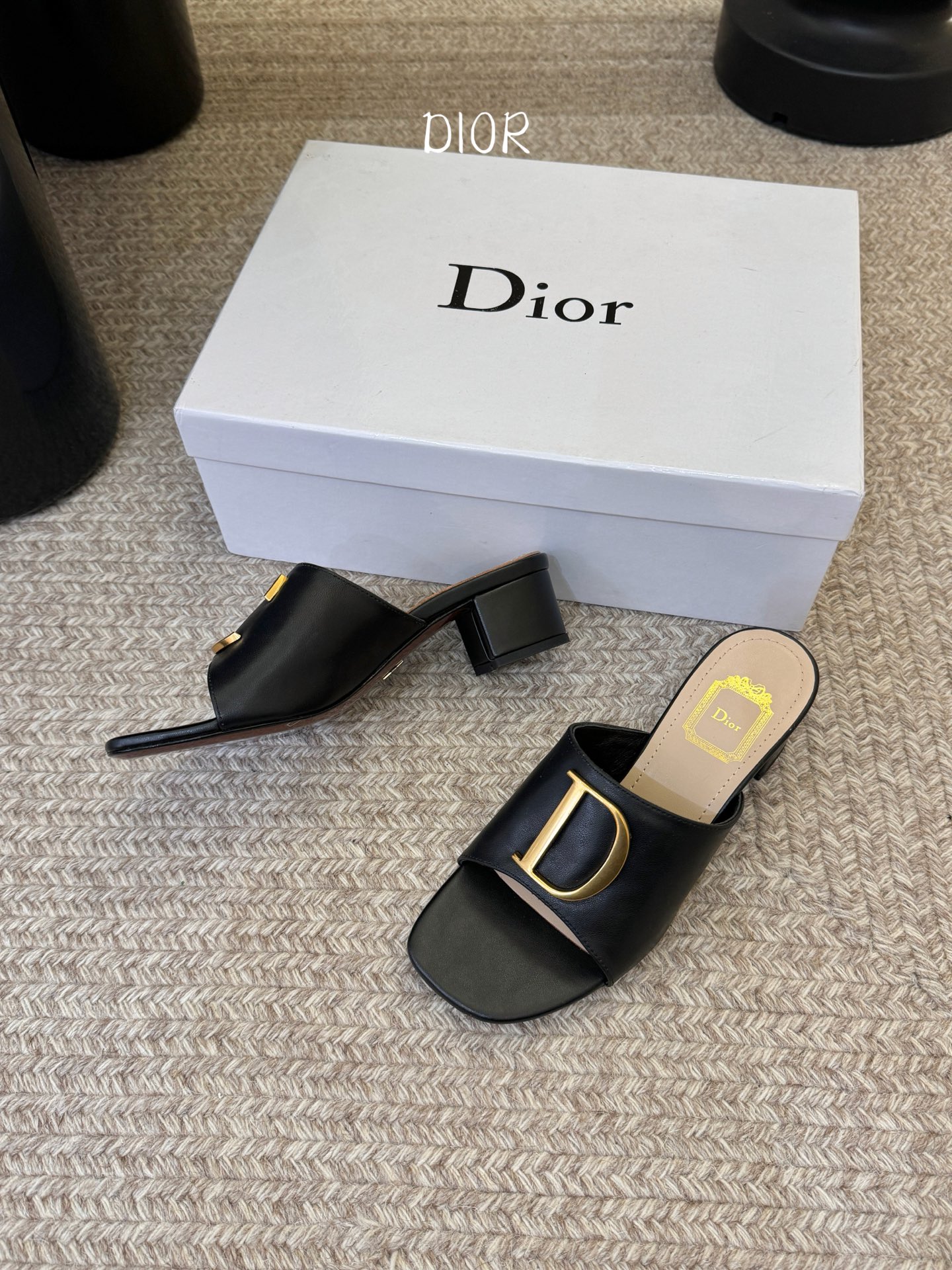 迪奥 Dior 2026 早春新款C‘est 拼色一字拖女鞋 CD字母logo金属扣粗跟圆头露趾凉拖鞋材