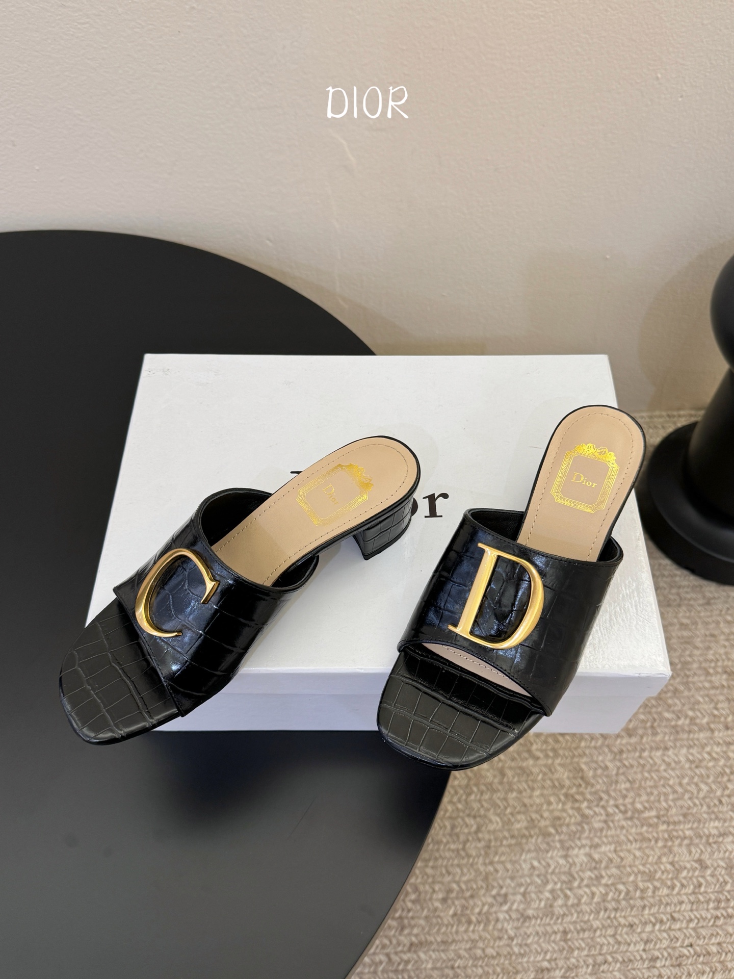 迪奥 Dior 2026 早春新款C‘est 拼色一字拖女鞋 CD字母logo金属扣粗跟圆头露趾凉拖鞋材