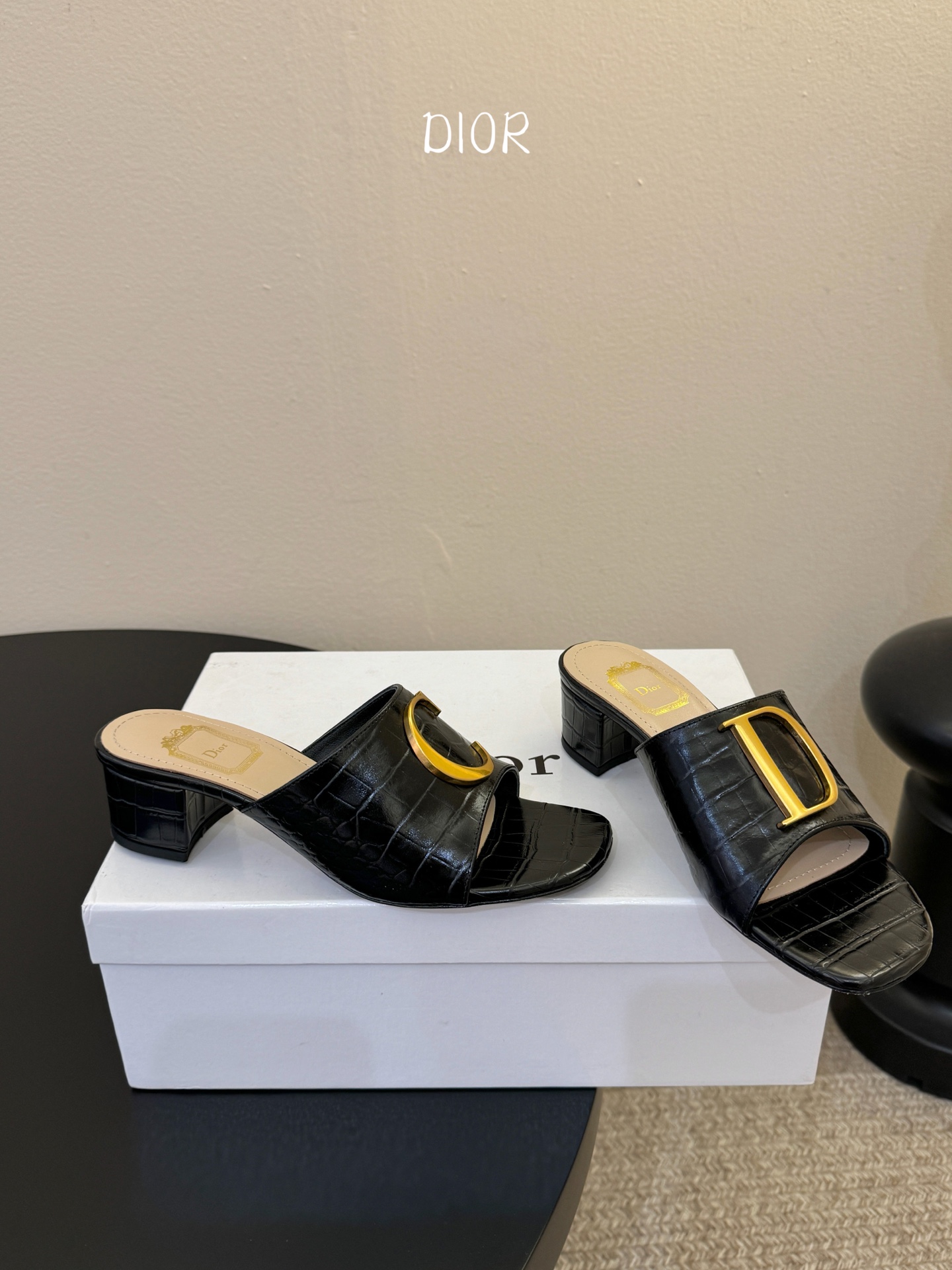 迪奥 Dior 2026 早春新款C‘est 拼色一字拖女鞋 CD字母logo金属扣粗跟圆头露趾凉拖鞋材