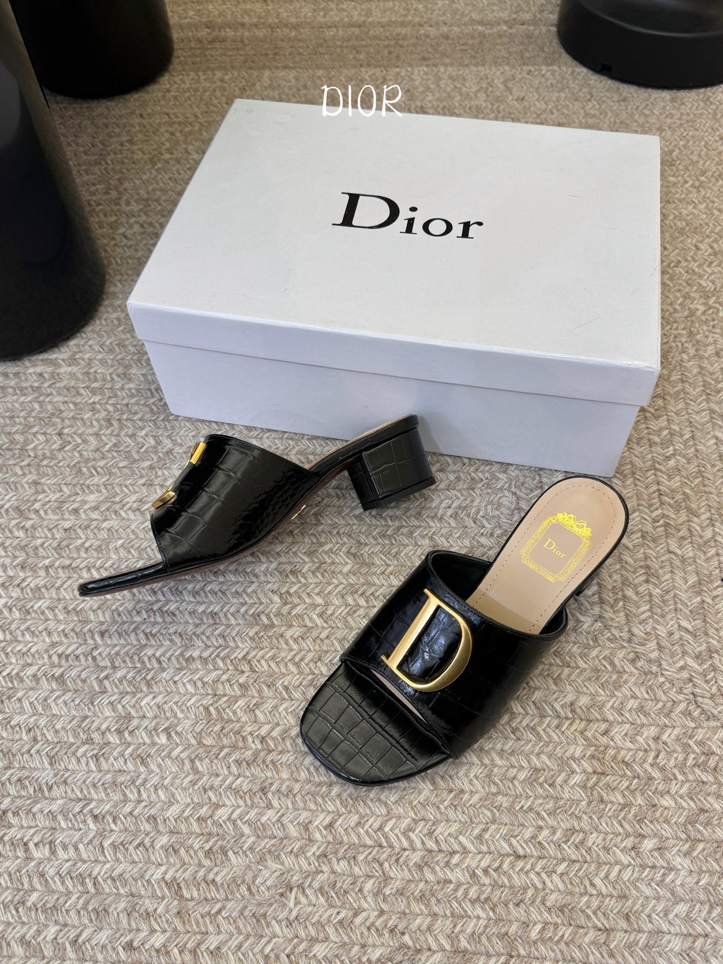 迪奥 Dior 2026 早春新款C‘est 拼色一字拖女鞋 CD字母logo金属扣粗跟圆头露趾凉拖鞋材