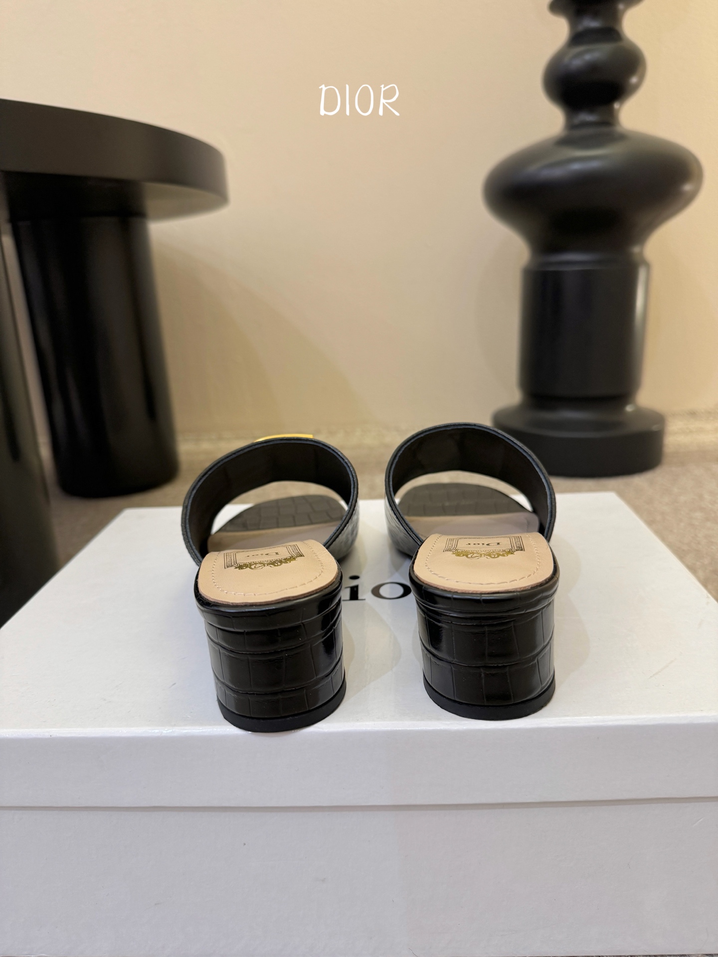 迪奥 Dior 2026 早春新款C‘est 拼色一字拖女鞋 CD字母logo金属扣粗跟圆头露趾凉拖鞋材