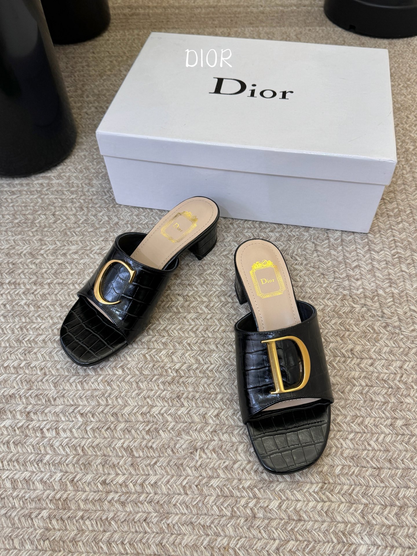 迪奥 Dior 2026 早春新款C‘est 拼色一字拖女鞋 CD字母logo金属扣粗跟圆头露趾凉拖鞋材
