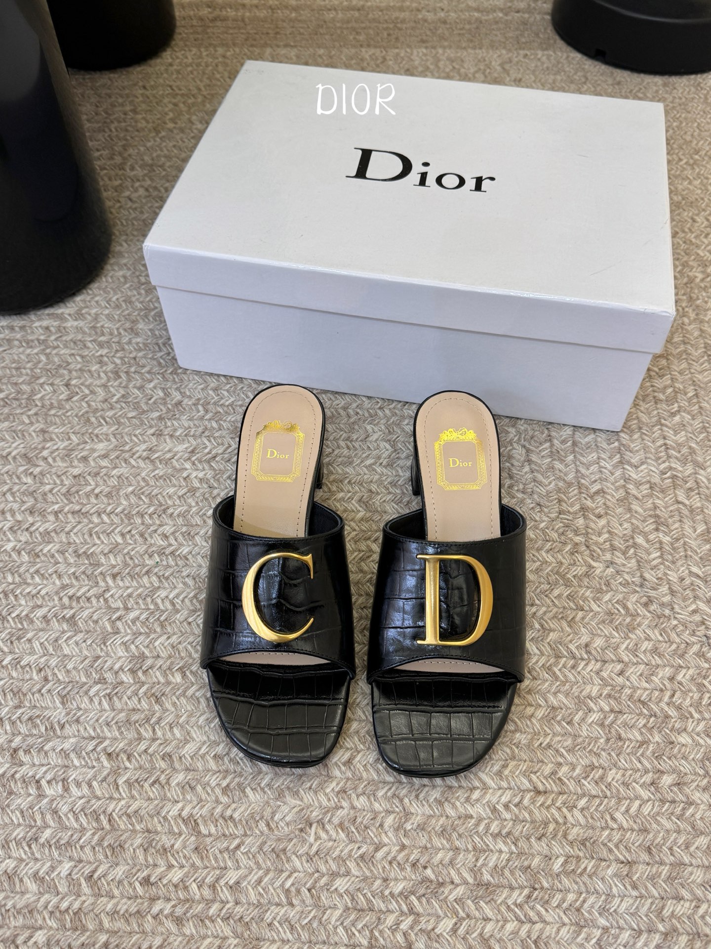迪奥 Dior 2026 早春新款C‘est 拼色一字拖女鞋 CD字母logo金属扣粗跟圆头露趾凉拖鞋材
