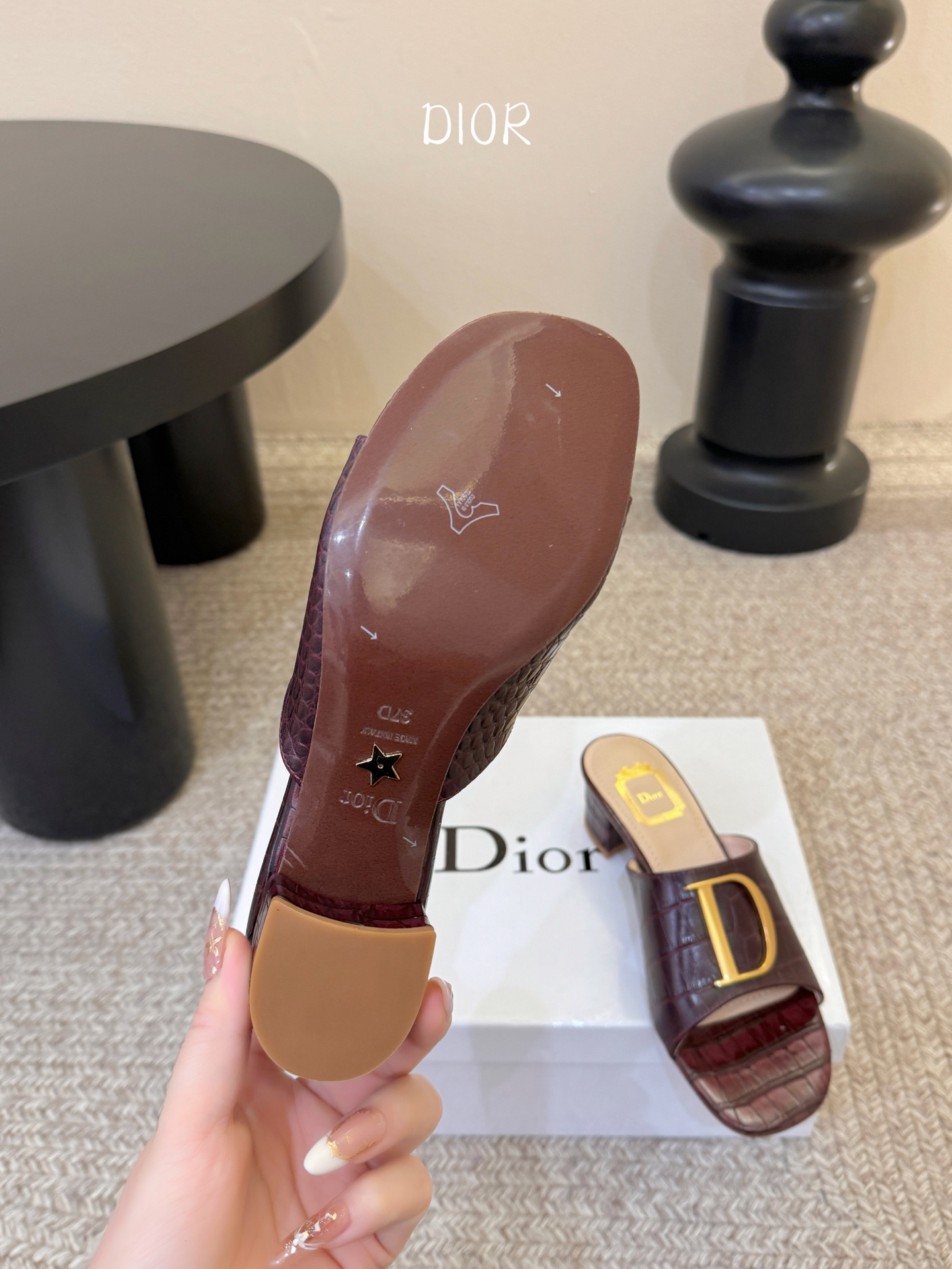 迪奥 Dior 2026 早春新款C‘est 拼色一字拖女鞋 CD字母logo金属扣粗跟圆头露趾凉拖鞋材