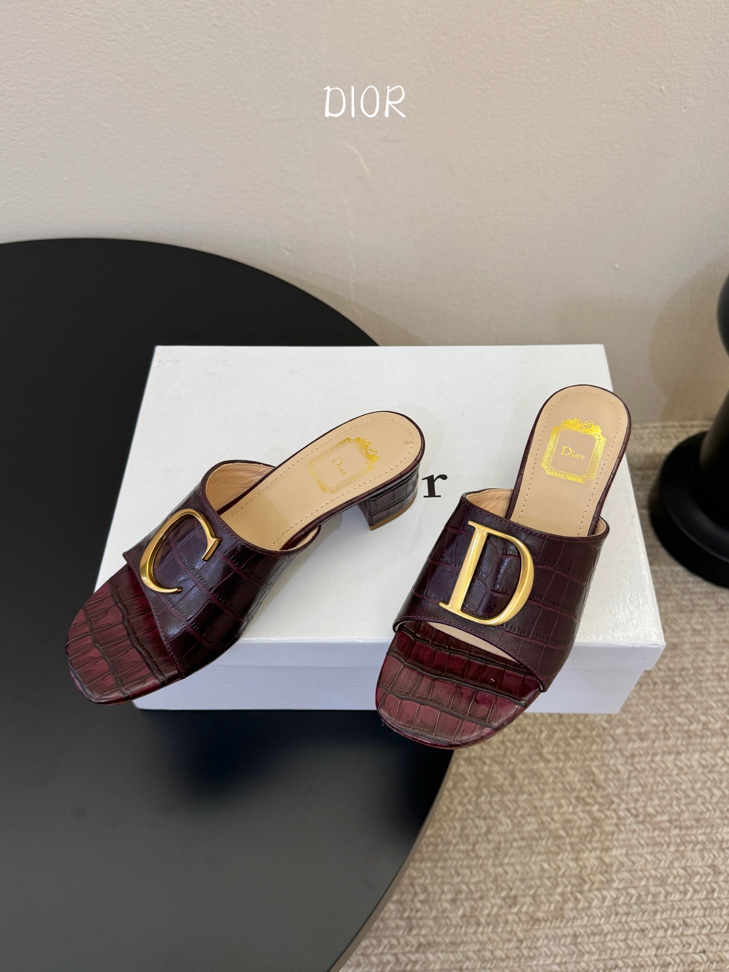 迪奥 Dior 2026 早春新款C‘est 拼色一字拖女鞋 CD字母logo金属扣粗跟圆头露趾凉拖鞋材