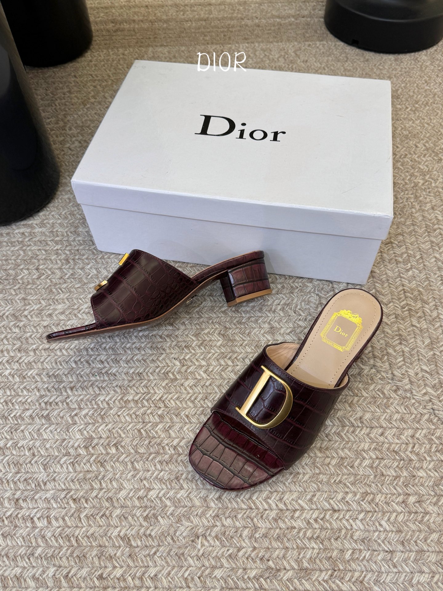 迪奥 Dior 2026 早春新款C‘est 拼色一字拖女鞋 CD字母logo金属扣粗跟圆头露趾凉拖鞋材