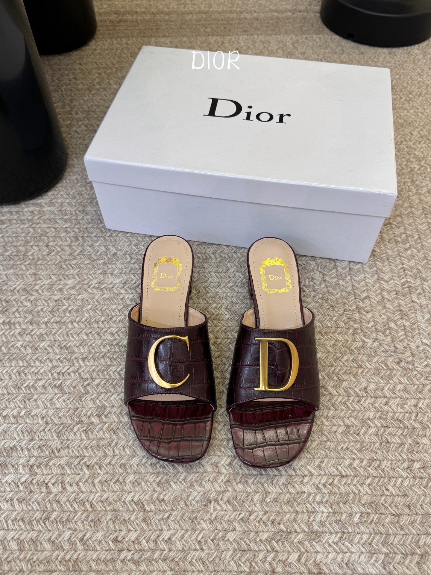 迪奥 Dior 2026 早春新款C‘est 拼色一字拖女鞋 CD字母logo金属扣粗跟圆头露趾凉拖鞋材