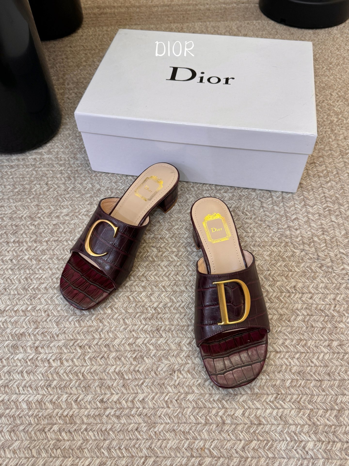 迪奥 Dior 2026 早春新款C‘est 拼色一字拖女鞋 CD字母logo金属扣粗跟圆头露趾凉拖鞋材