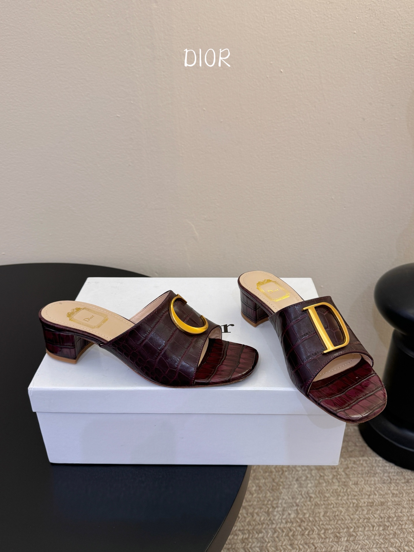迪奥 Dior 2026 早春新款C‘est 拼色一字拖女鞋 CD字母logo金属扣粗跟圆头露趾凉拖鞋材