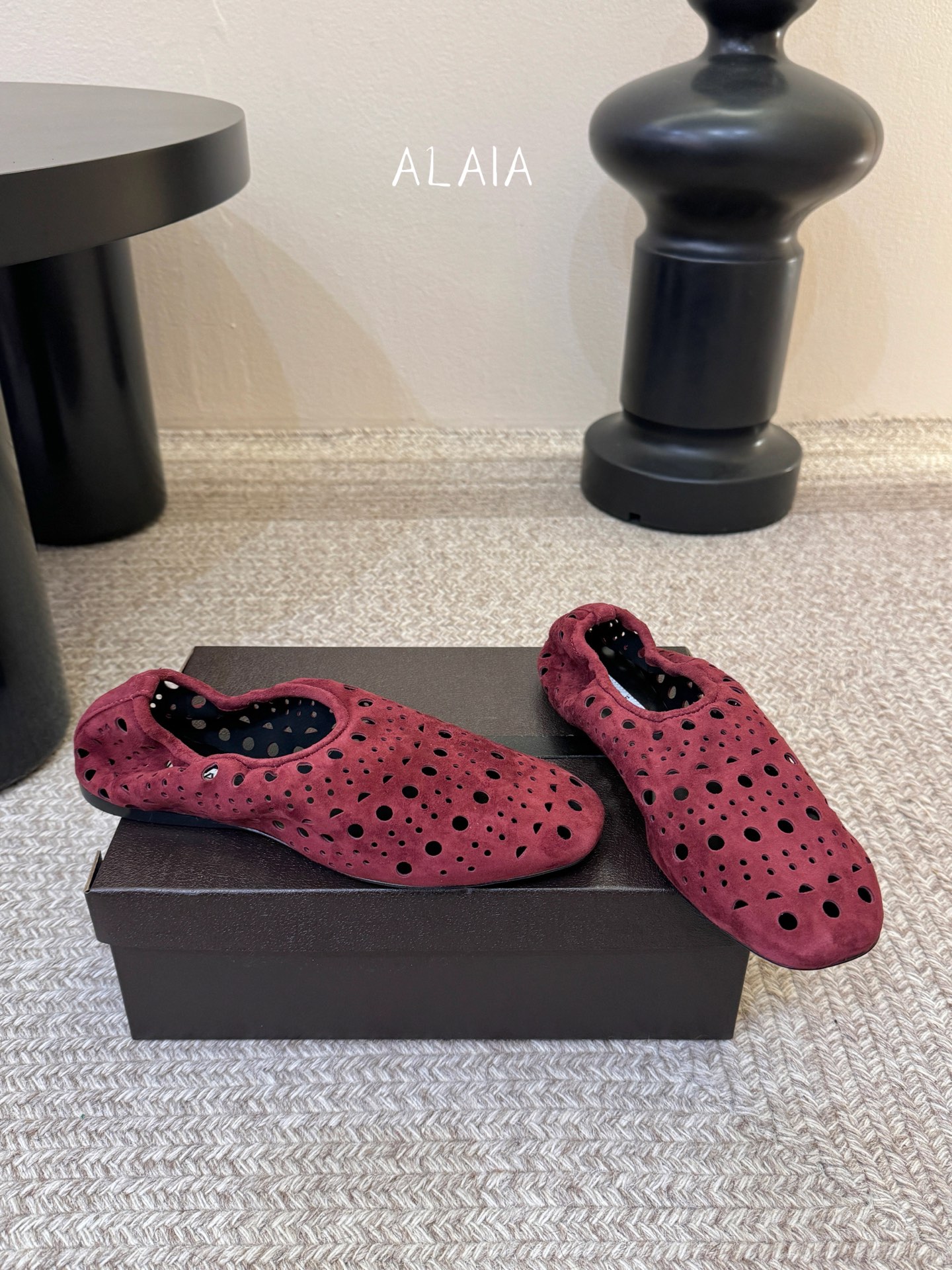 Alaia 走秀款平底芭蕾舞鞋🩰章小蕙同款 甜酷芭蕾风 人气超高的一款芭蕾舞鞋，浪漫又迷人 舒适百搭❗️