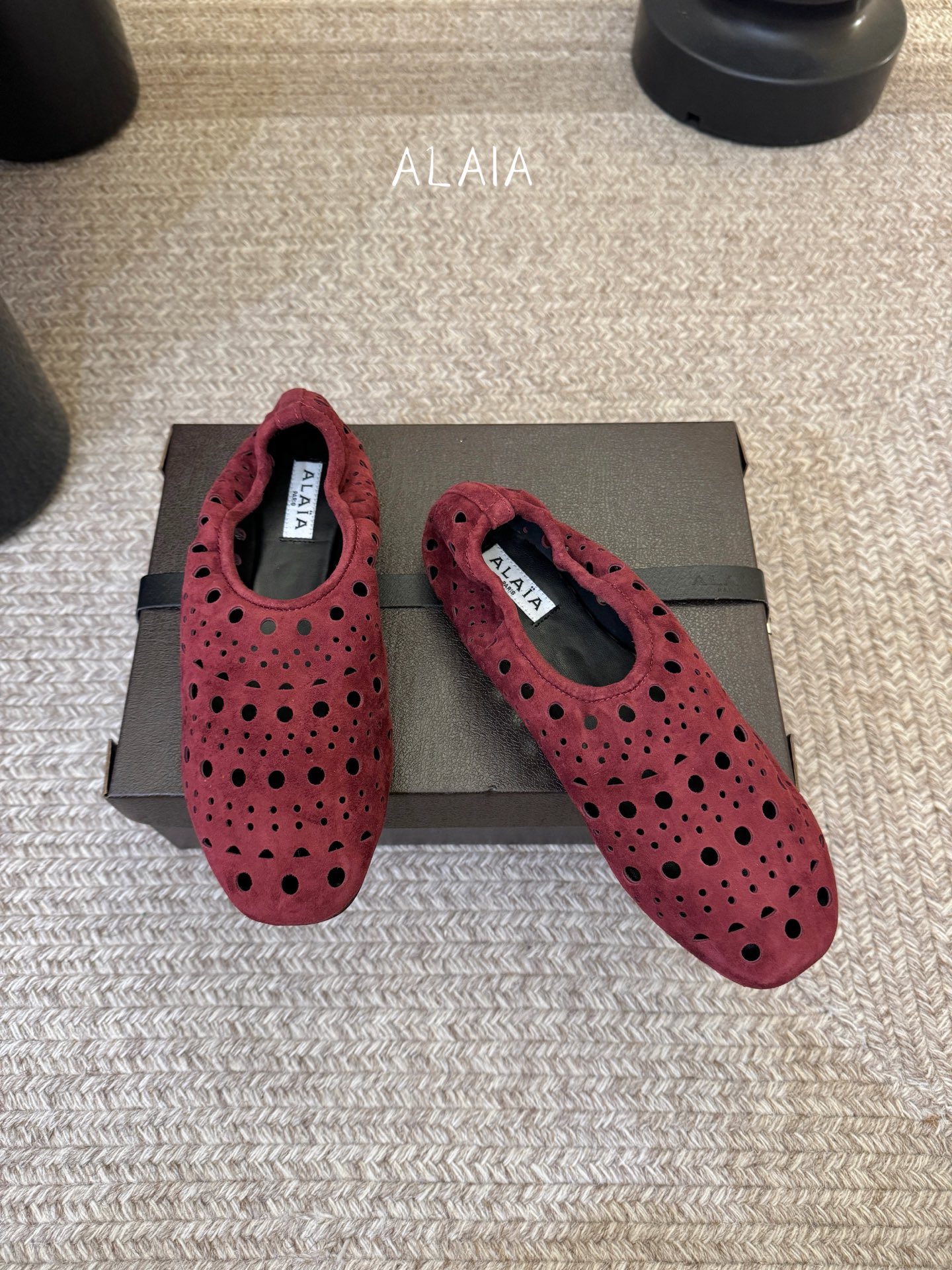 Alaia 走秀款平底芭蕾舞鞋🩰章小蕙同款 甜酷芭蕾风 人气超高的一款芭蕾舞鞋，浪漫又迷人 舒适百搭❗️