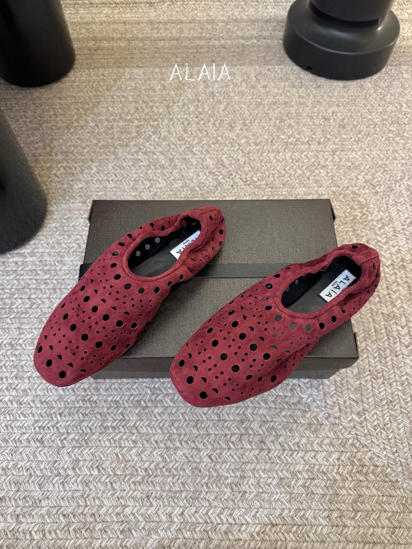 Alaia 走秀款平底芭蕾舞鞋🩰章小蕙同款 甜酷芭蕾风 人气超高的一款芭蕾舞鞋，浪漫又迷人 舒适百搭❗️