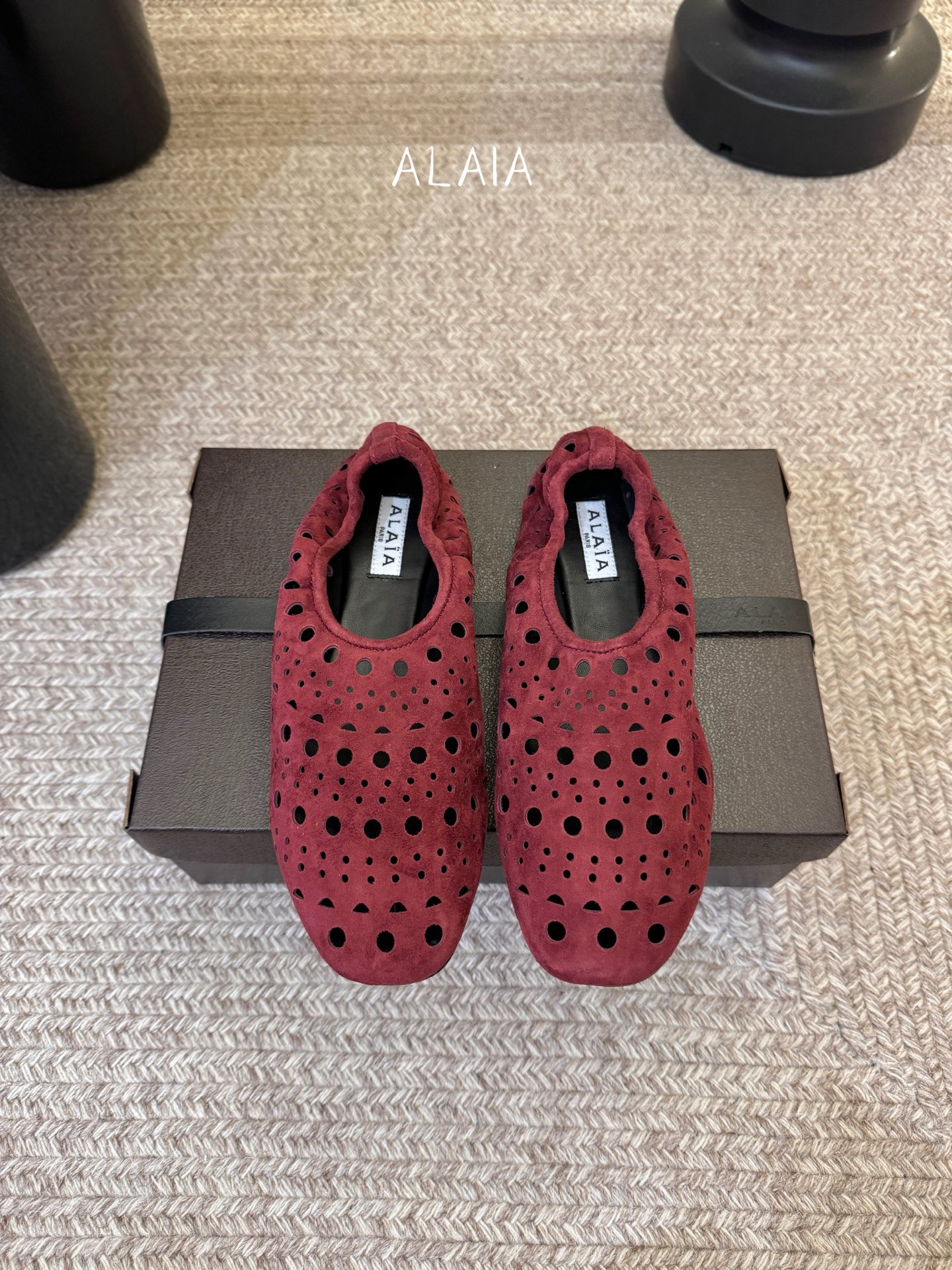 Alaia 走秀款平底芭蕾舞鞋🩰章小蕙同款 甜酷芭蕾风 人气超高的一款芭蕾舞鞋，浪漫又迷人 舒适百搭❗️