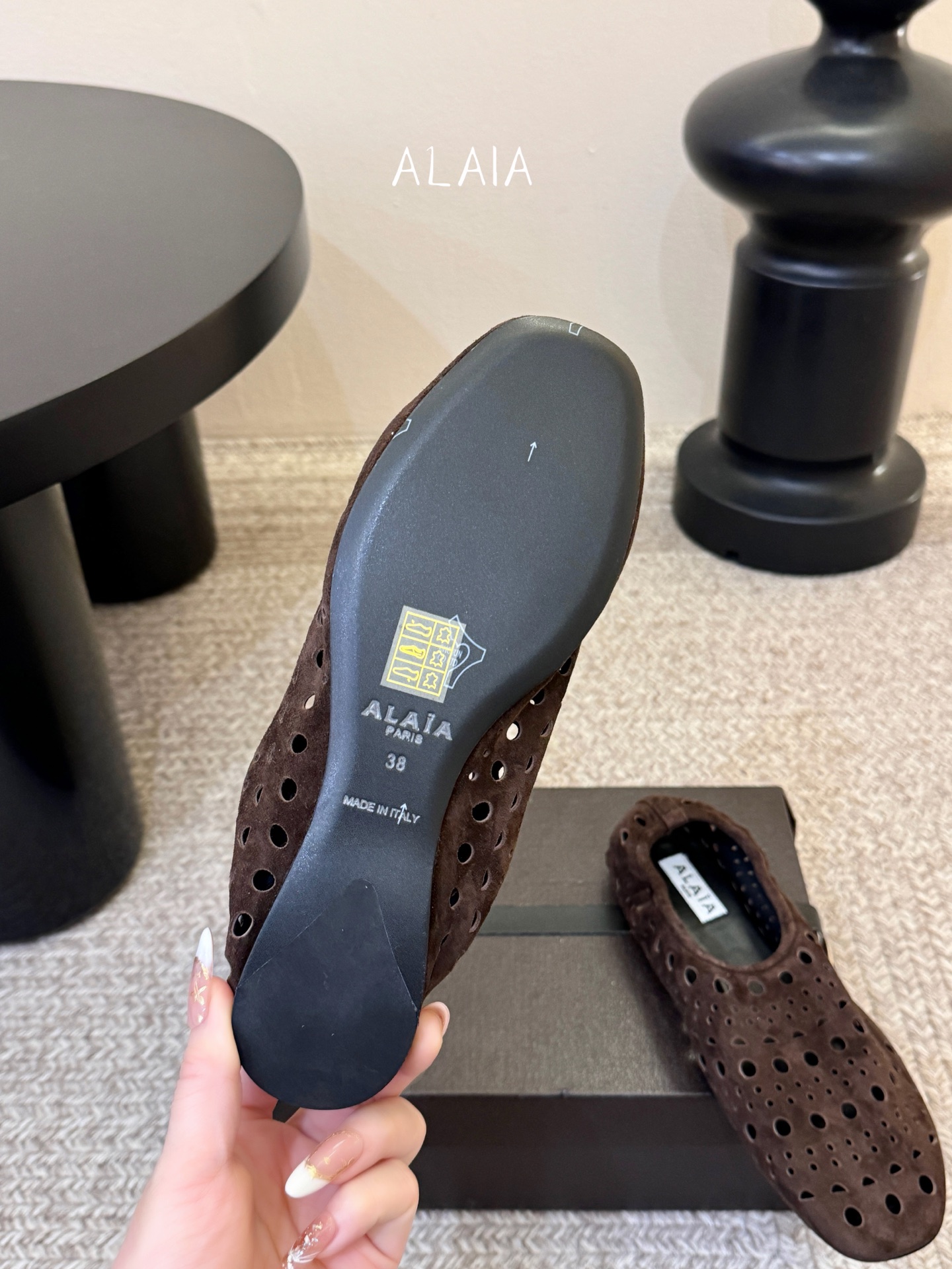 Alaia 走秀款平底芭蕾舞鞋🩰章小蕙同款 甜酷芭蕾风 人气超高的一款芭蕾舞鞋，浪漫又迷人 舒适百搭❗️