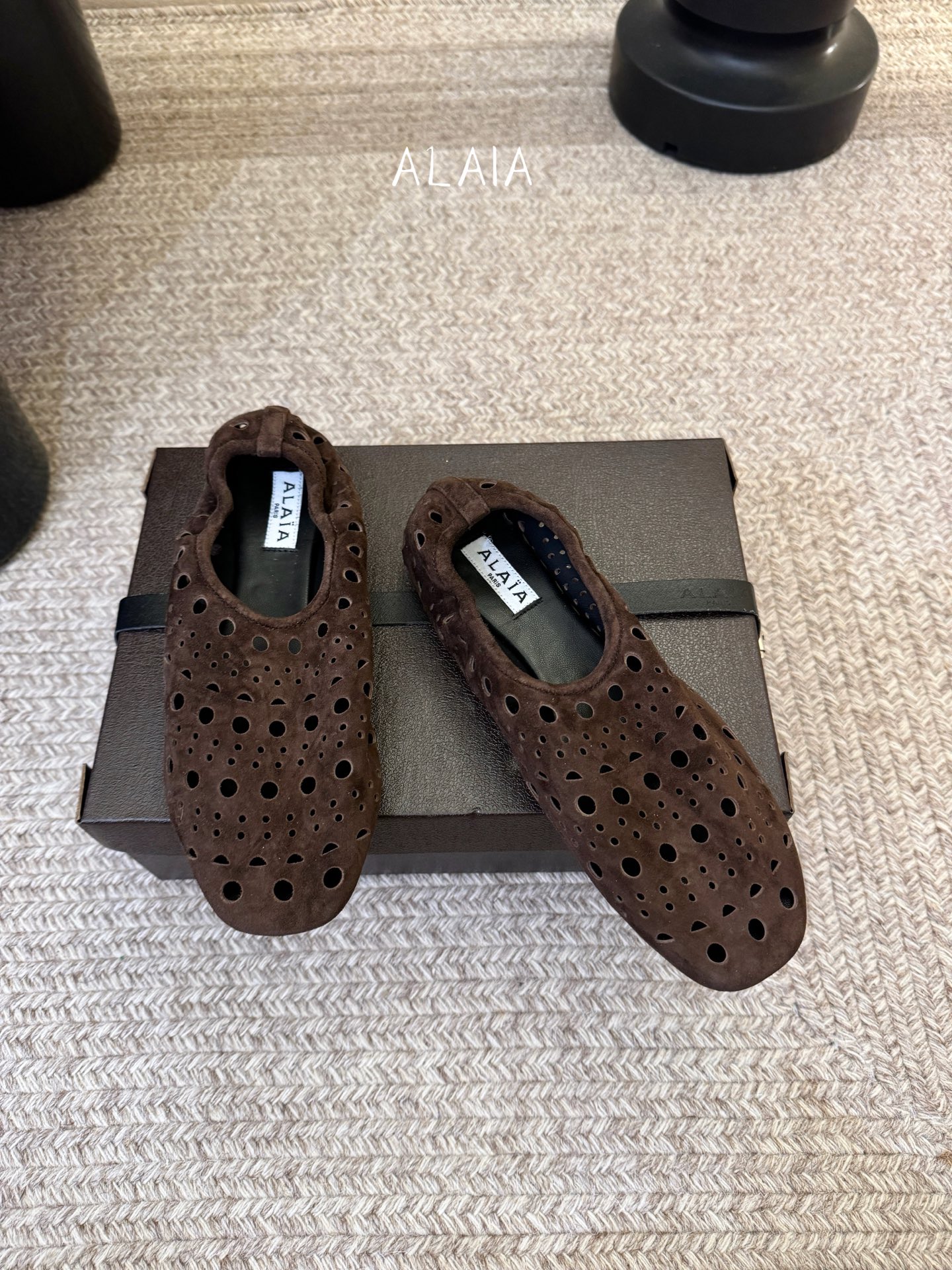 Alaia 走秀款平底芭蕾舞鞋🩰章小蕙同款 甜酷芭蕾风 人气超高的一款芭蕾舞鞋，浪漫又迷人 舒适百搭❗️