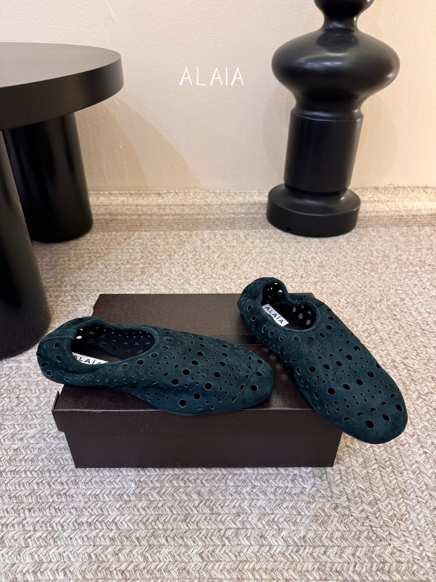 Alaia 走秀款平底芭蕾舞鞋🩰章小蕙同款 甜酷芭蕾风 人气超高的一款芭蕾舞鞋，浪漫又迷人 舒适百搭❗️