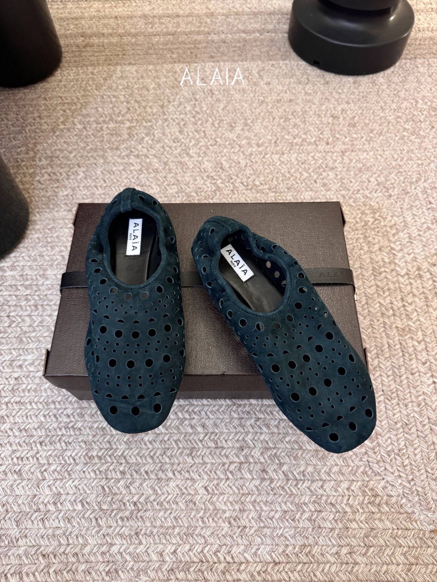 Alaia 走秀款平底芭蕾舞鞋🩰章小蕙同款 甜酷芭蕾风 人气超高的一款芭蕾舞鞋，浪漫又迷人 舒适百搭❗️