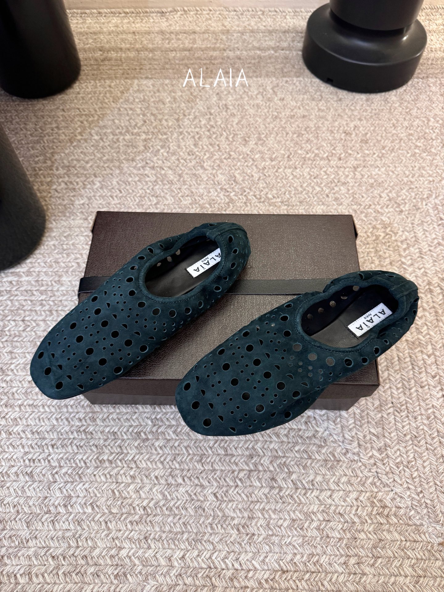 Alaia 走秀款平底芭蕾舞鞋🩰章小蕙同款 甜酷芭蕾风 人气超高的一款芭蕾舞鞋，浪漫又迷人 舒适百搭❗️