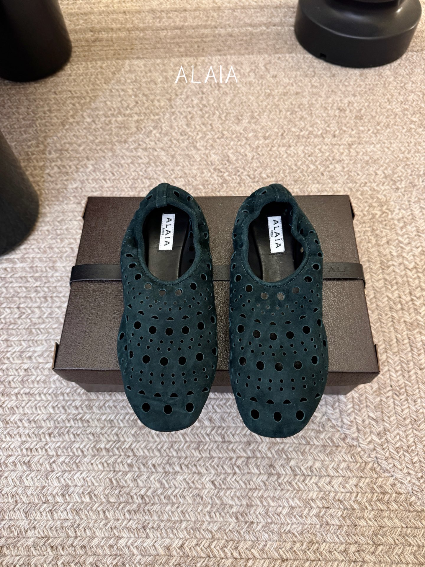 Alaia 走秀款平底芭蕾舞鞋🩰章小蕙同款 甜酷芭蕾风 人气超高的一款芭蕾舞鞋，浪漫又迷人 舒适百搭❗️