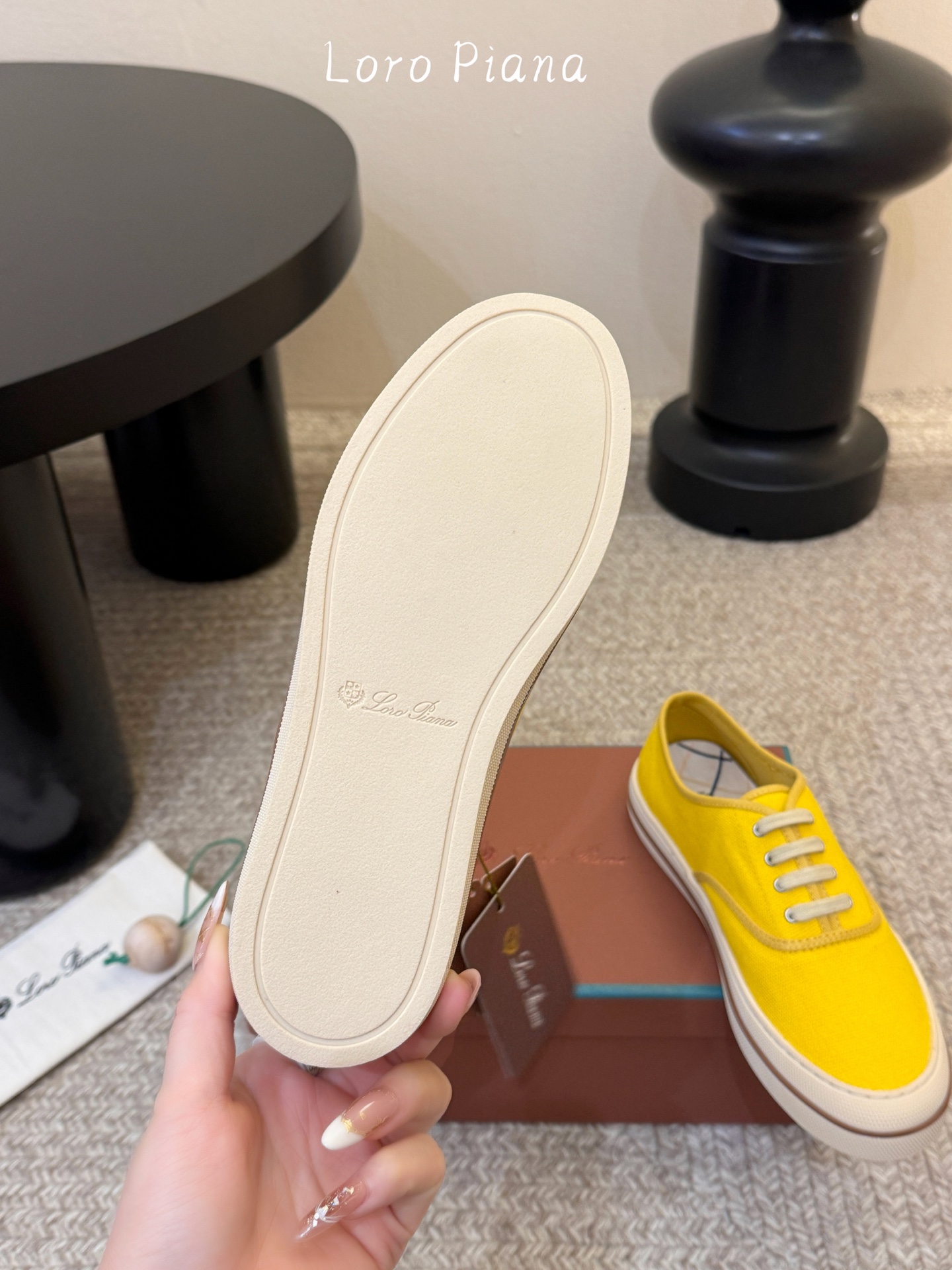 Loropiana新款系带帆布鞋🔥🔥🔥🔥🔥Loro piana一直是以好穿舒适为主的设计风格 这几年老钱